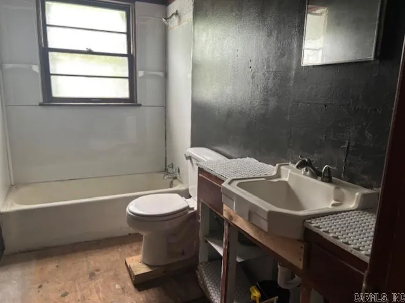 Property at 403 E 5th - Image 4