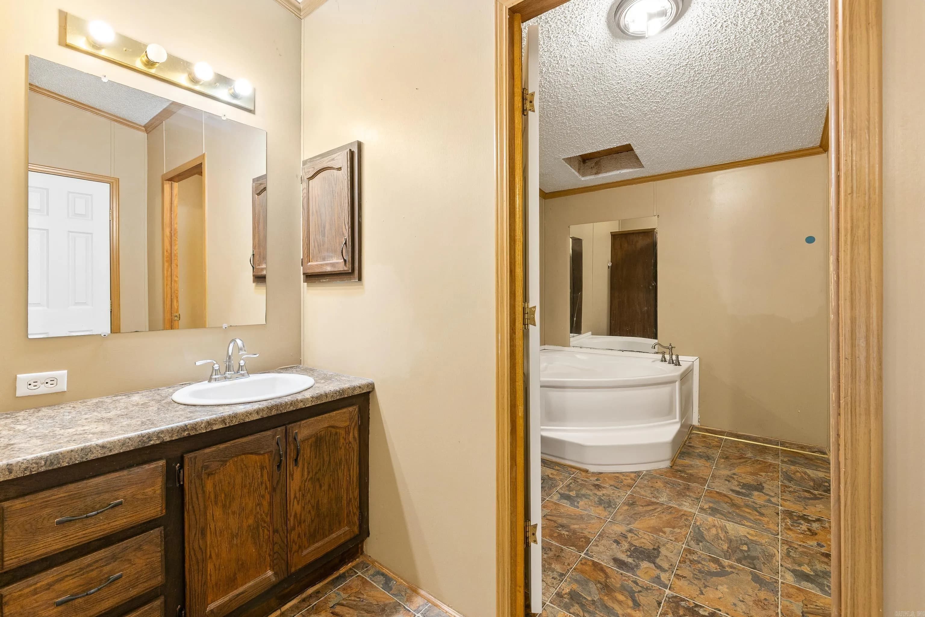 Property at 9118  Steel bridge - Image 34
