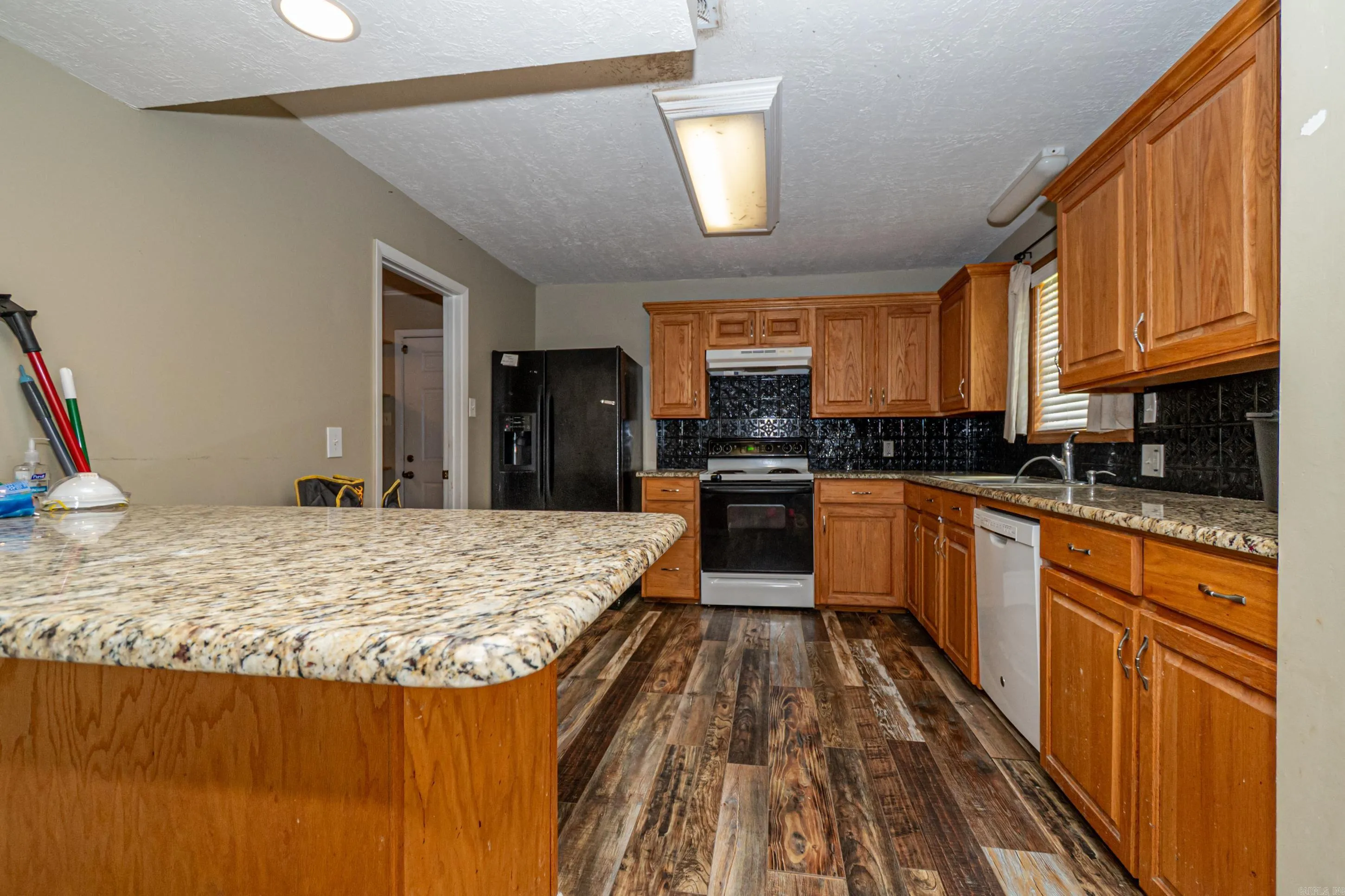 Property at 411 E Railroad st - Image 12