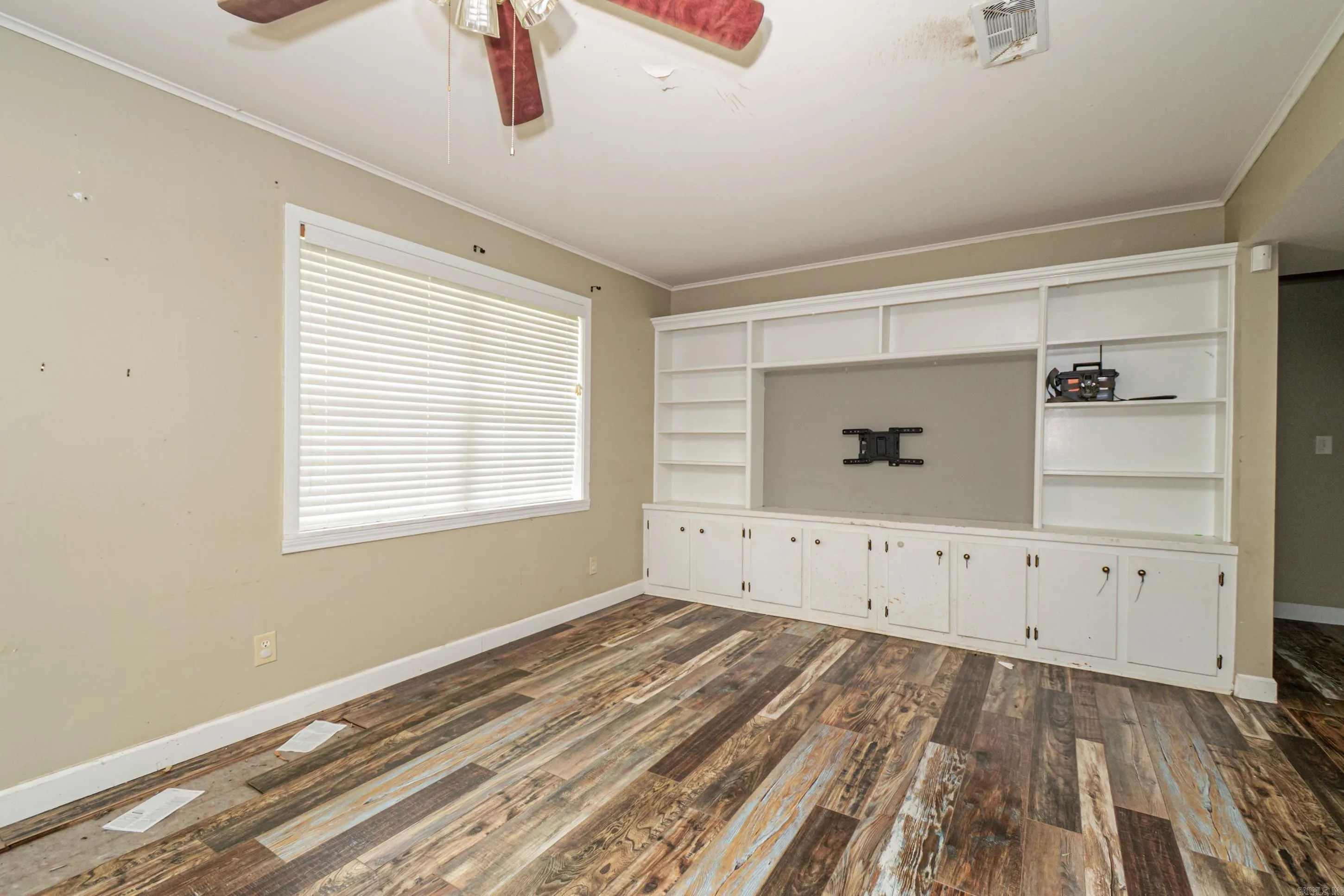 Property at 411 E Railroad st - Image 16