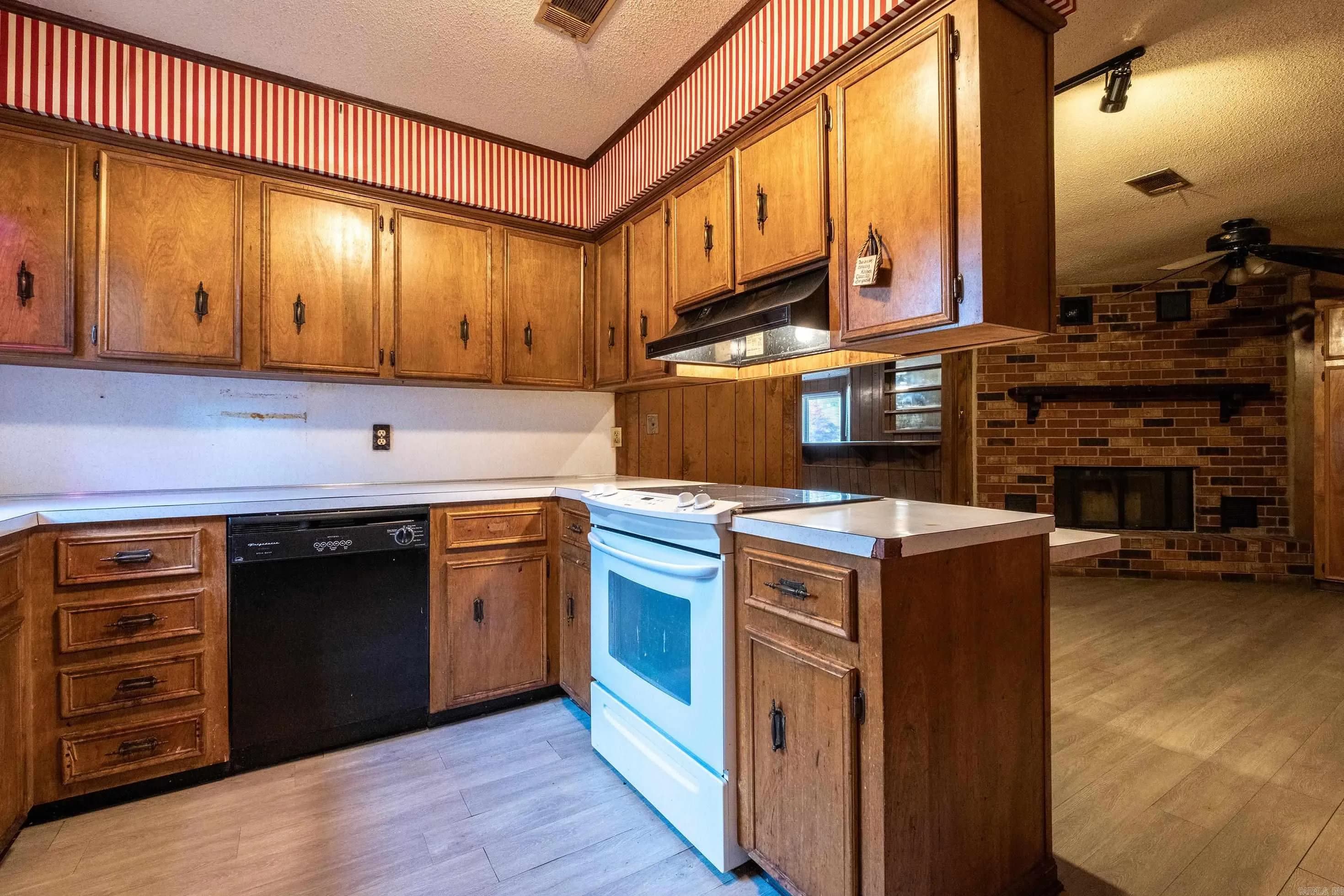 Property at 9911  Regent - Image 6