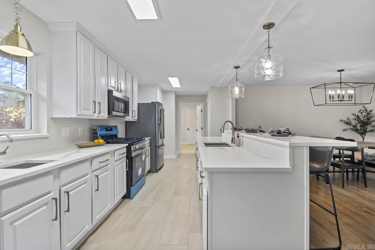 Property at 104  Dickson - Image 13
