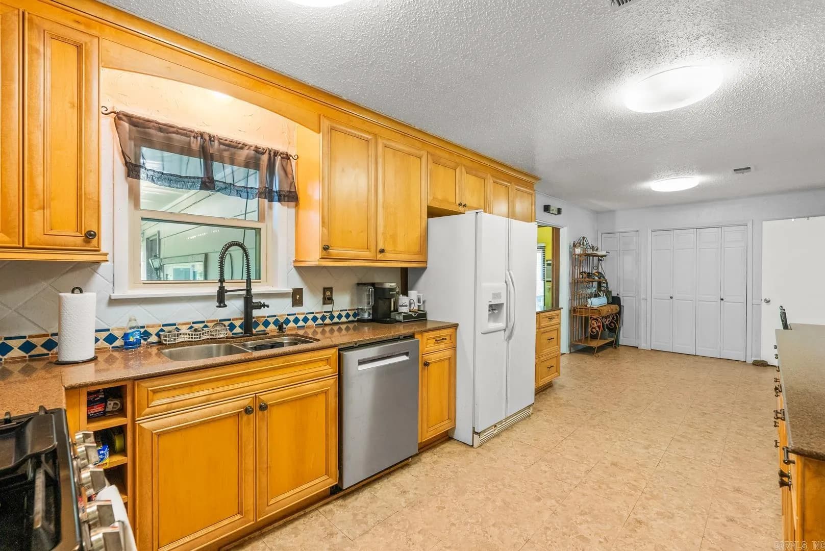 Property at 31  Meadowbrook - Image 17