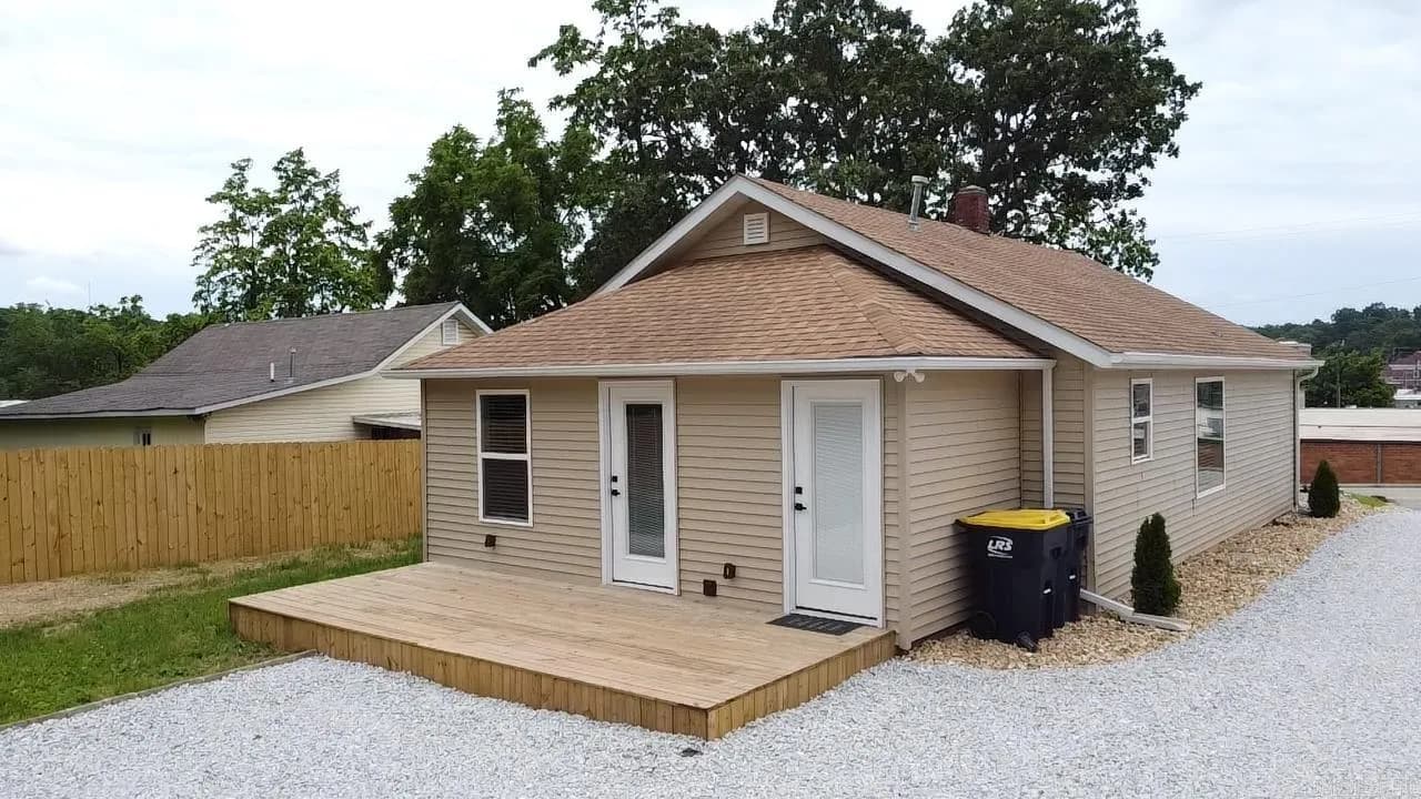 Property at 219 N Chestnut - Image 4
