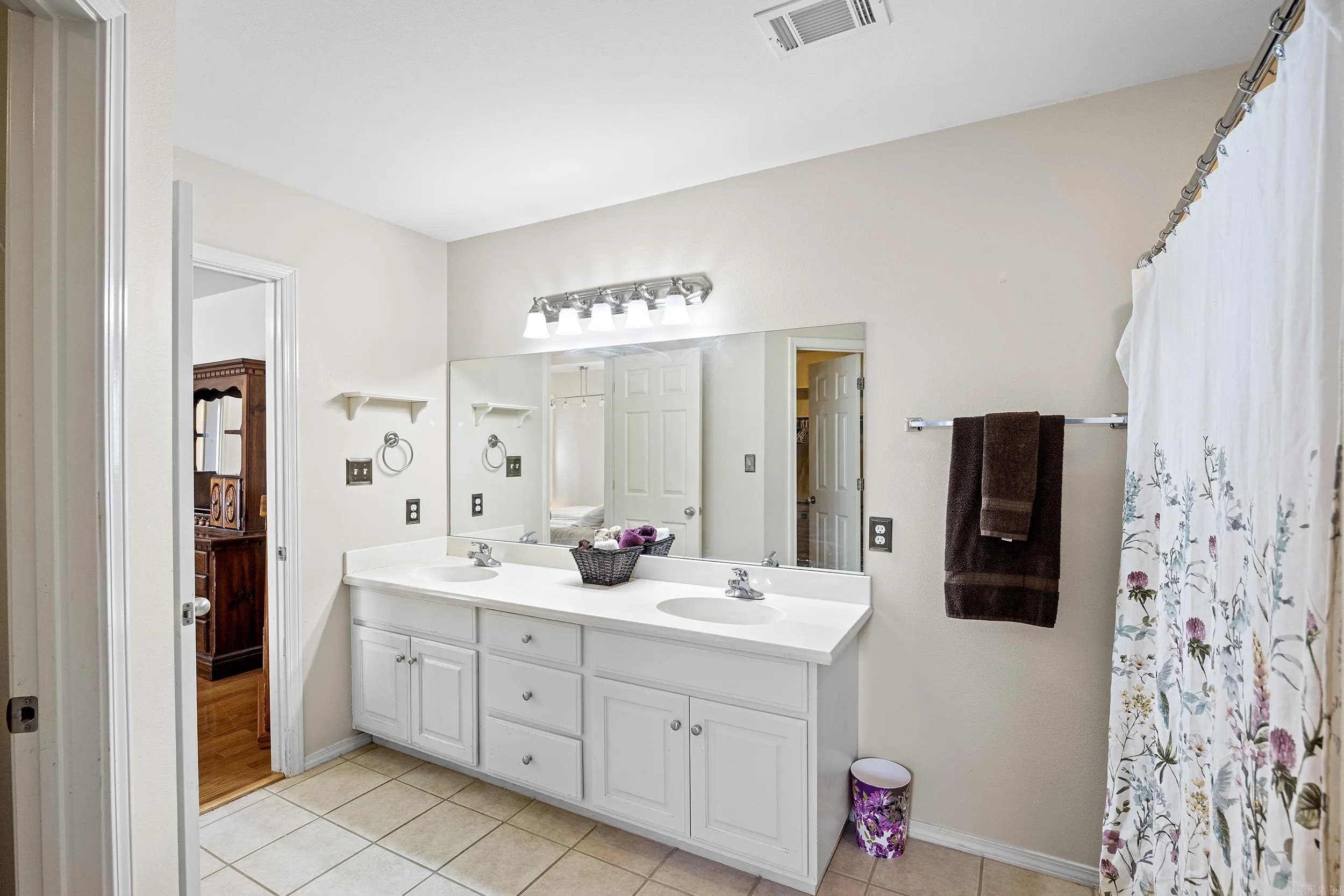 Property at 10060  Susan - Image 31