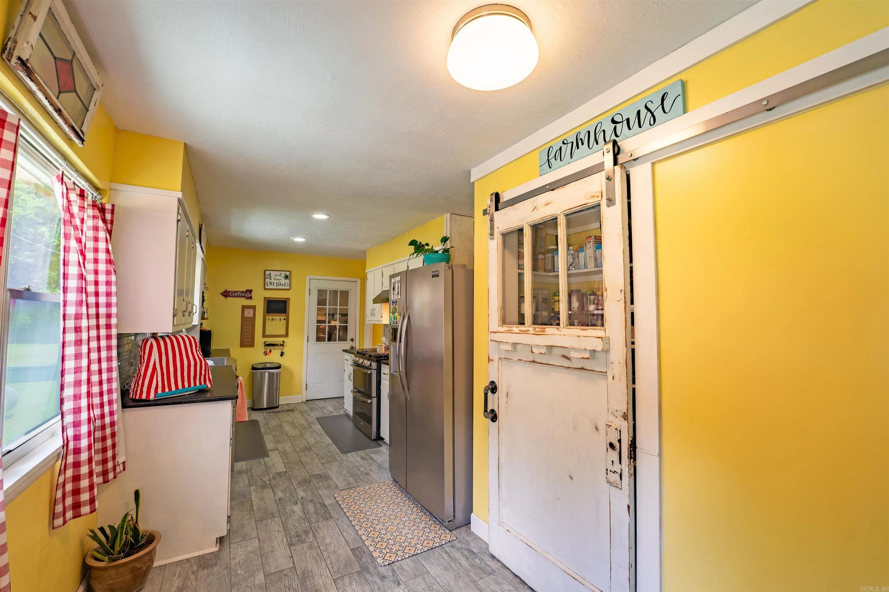 Property at 220 W Lawson - Image 10
