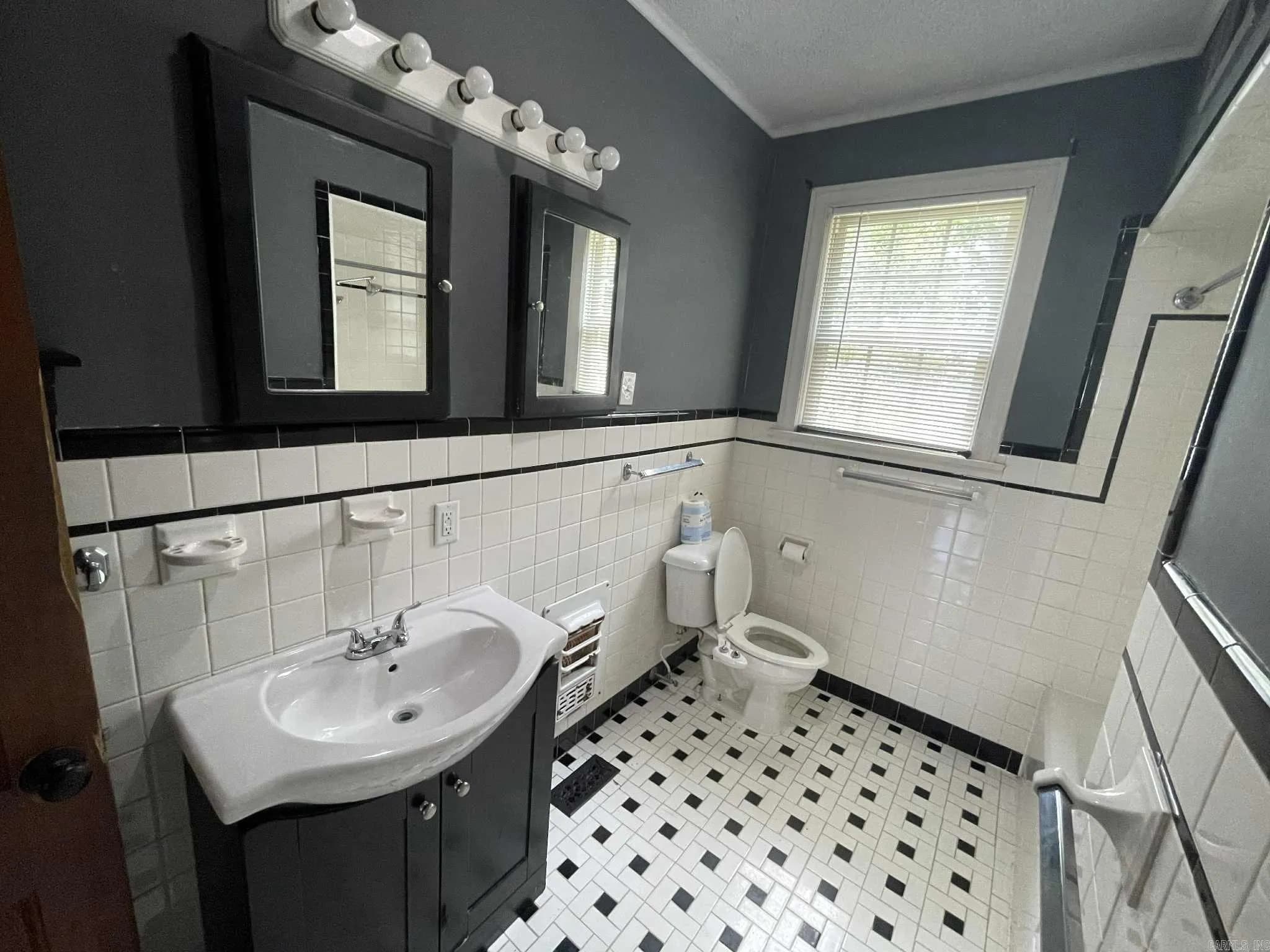 Property at 808 S College - Image 12