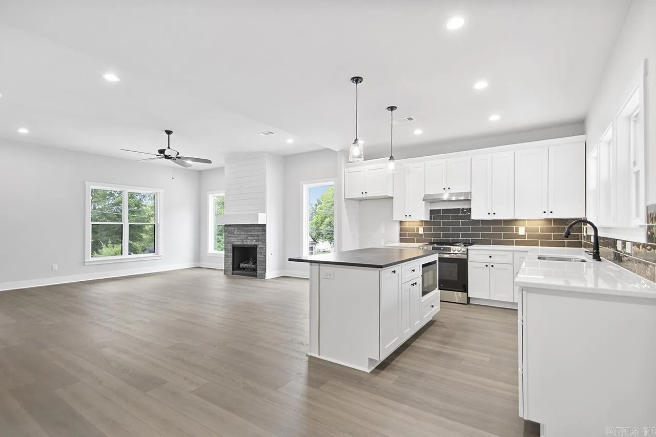 Property at 808  Richard - Image 19