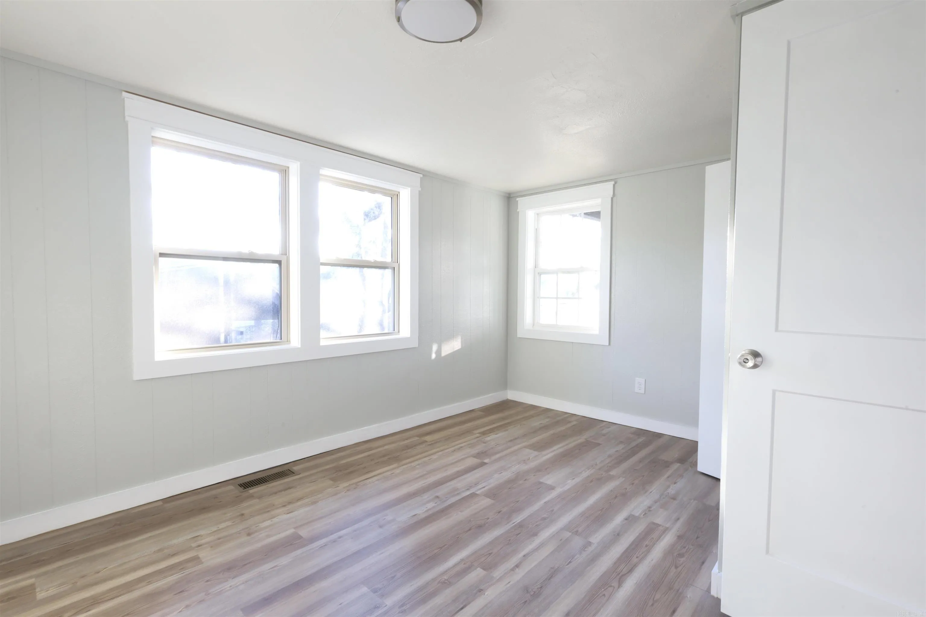 Property at 503 E Broadway - Image 26
