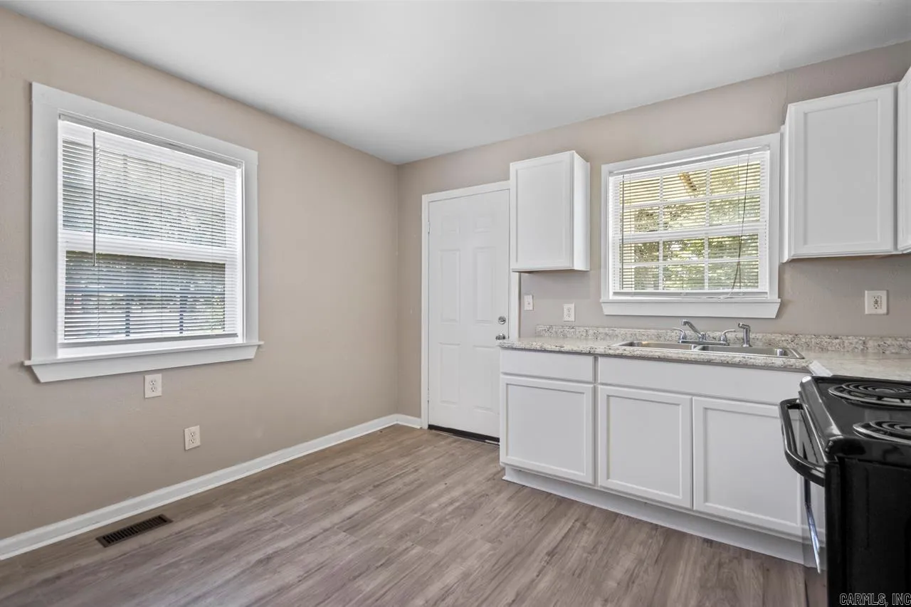 Property at 1320 S Summit - Image 11