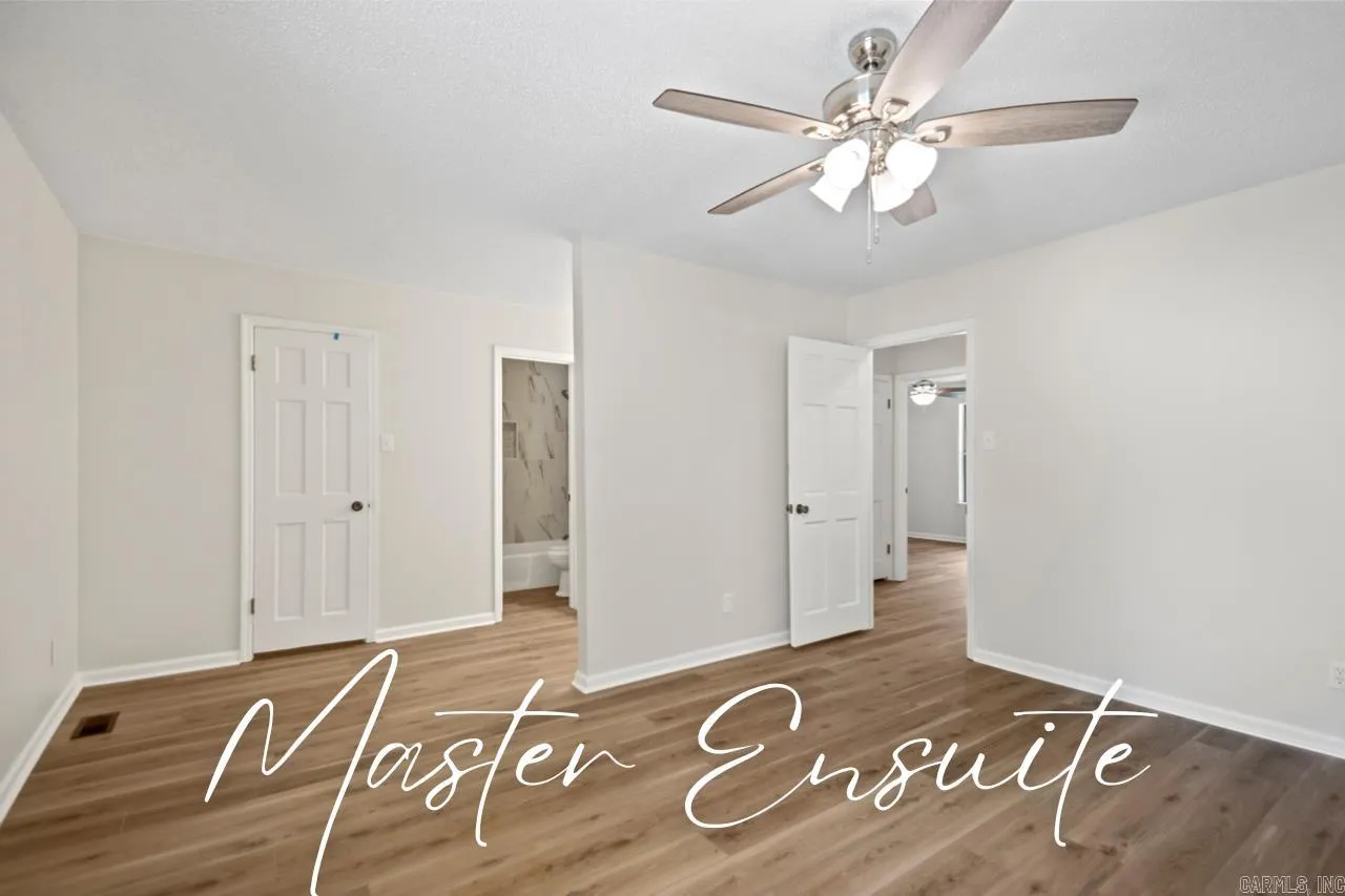 Property at 115  Elwood - Image 17
