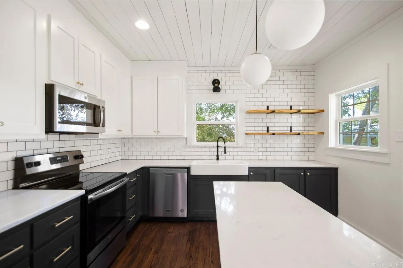 Property at 506 W Conway - Image 11