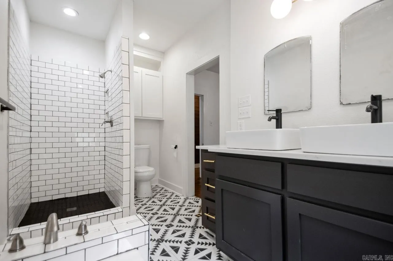 Property at 506 W Conway - Image 31