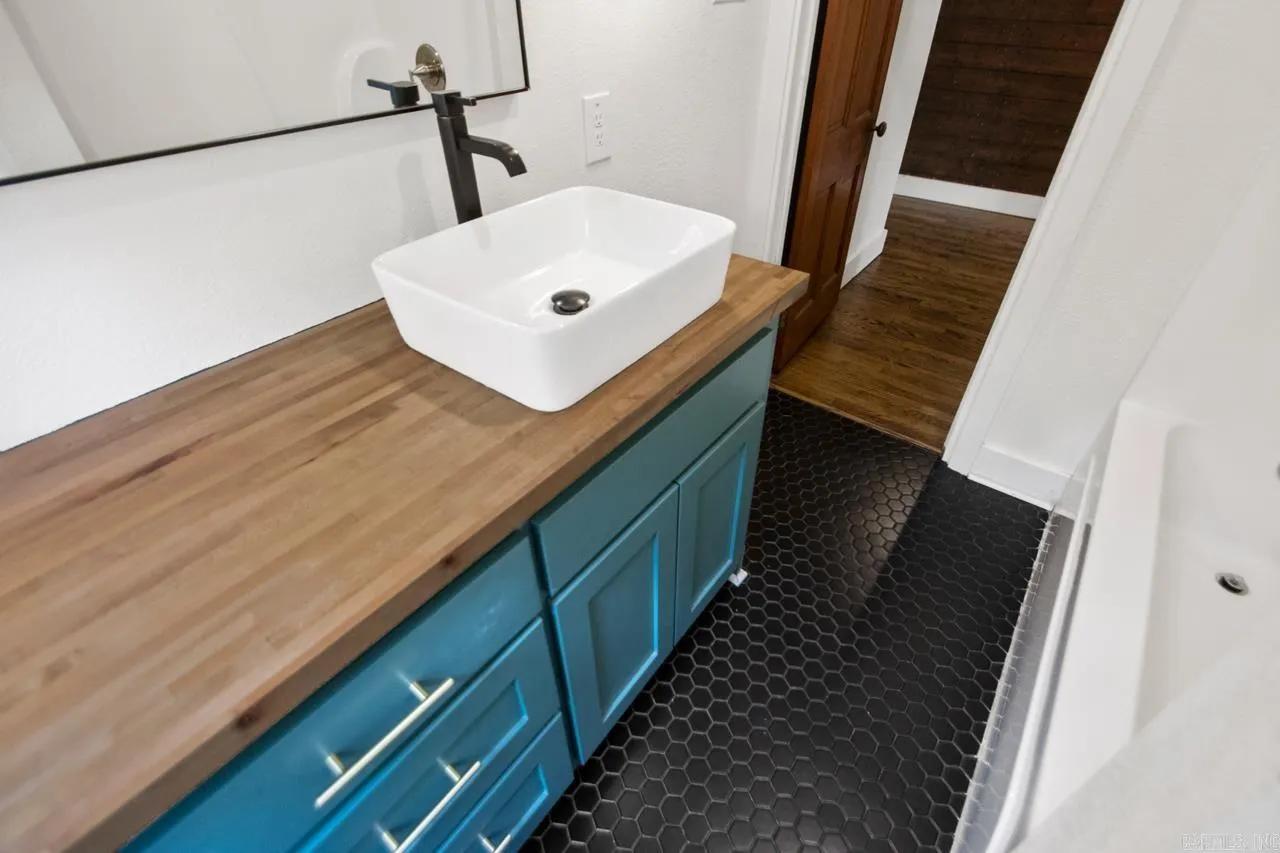 Property at 506 W Conway - Image 18