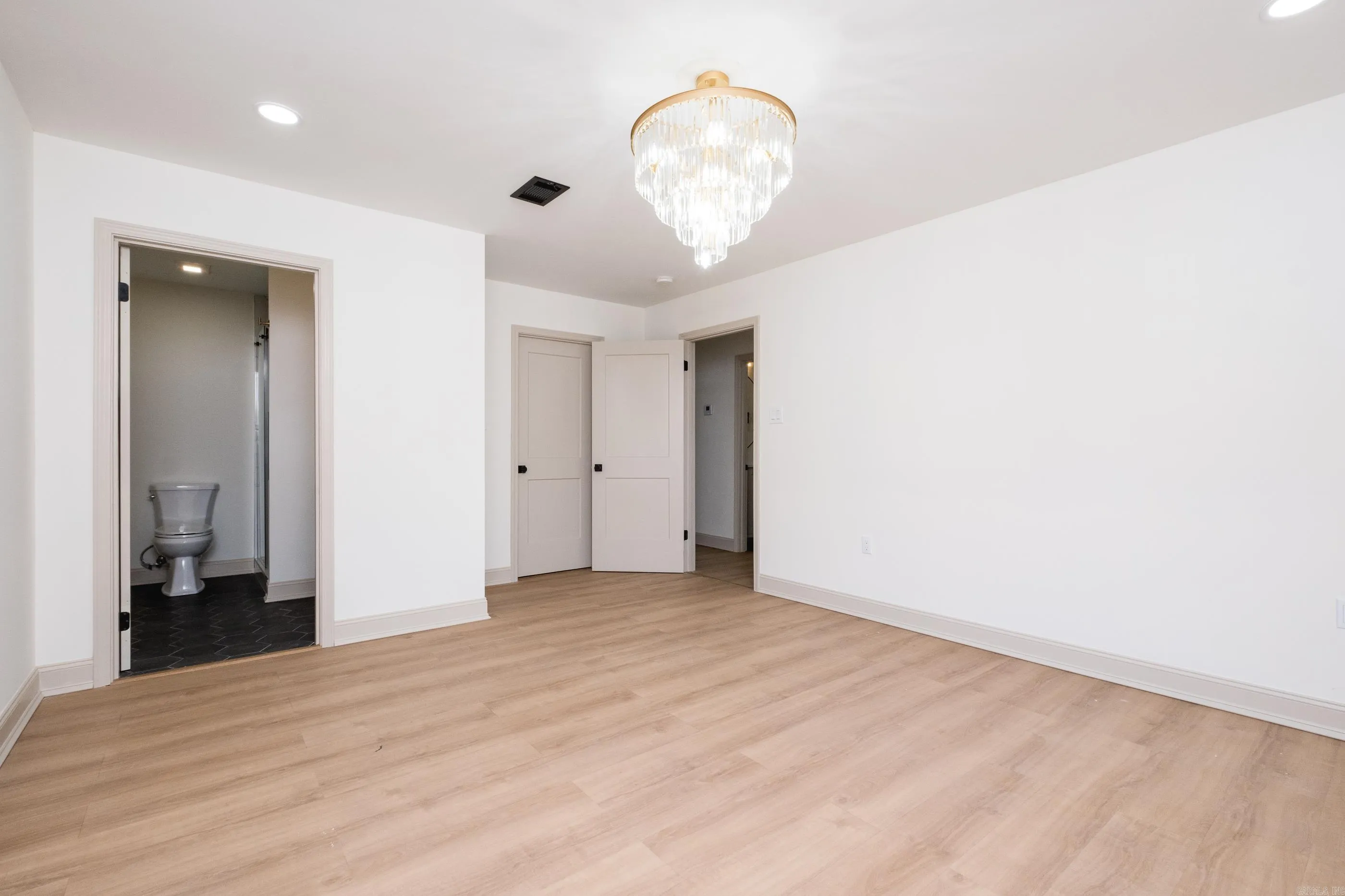 Property at 212 N Jackson - Image 25