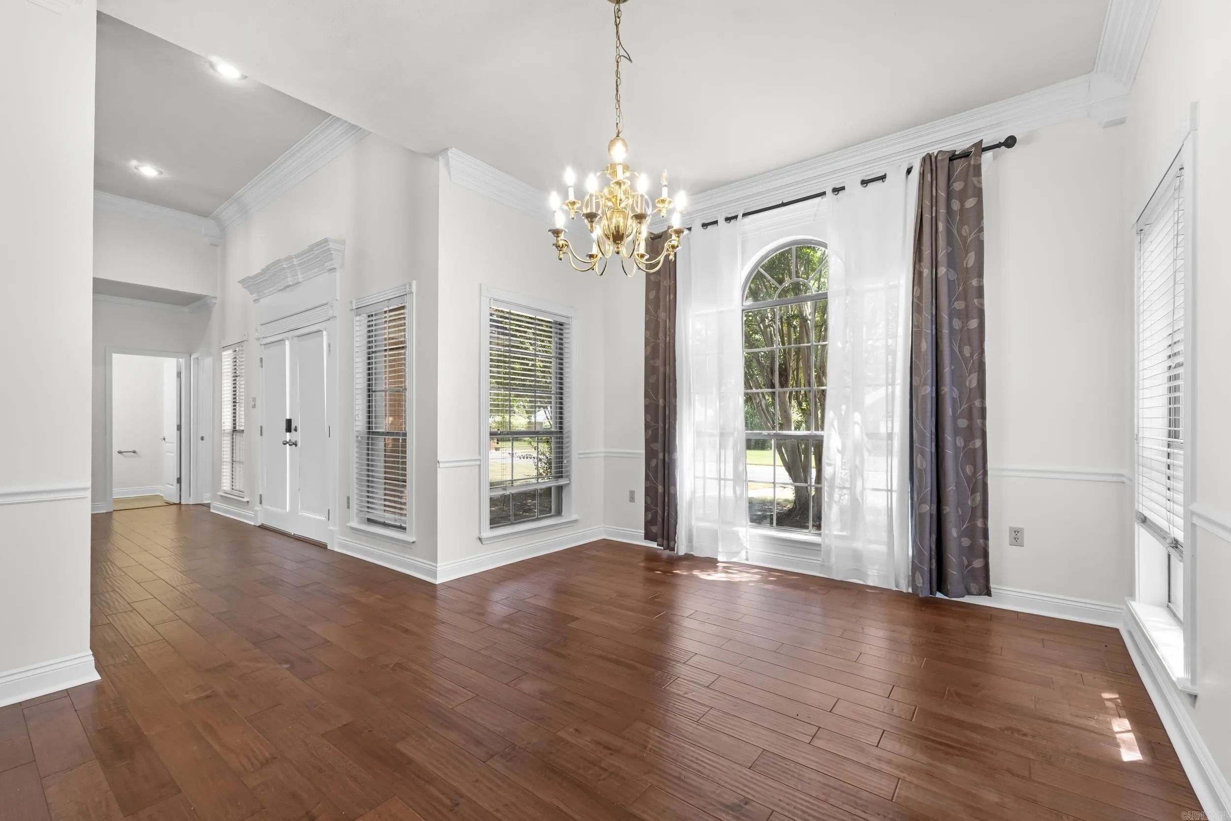 Property at 930  Enderlin - Image 7
