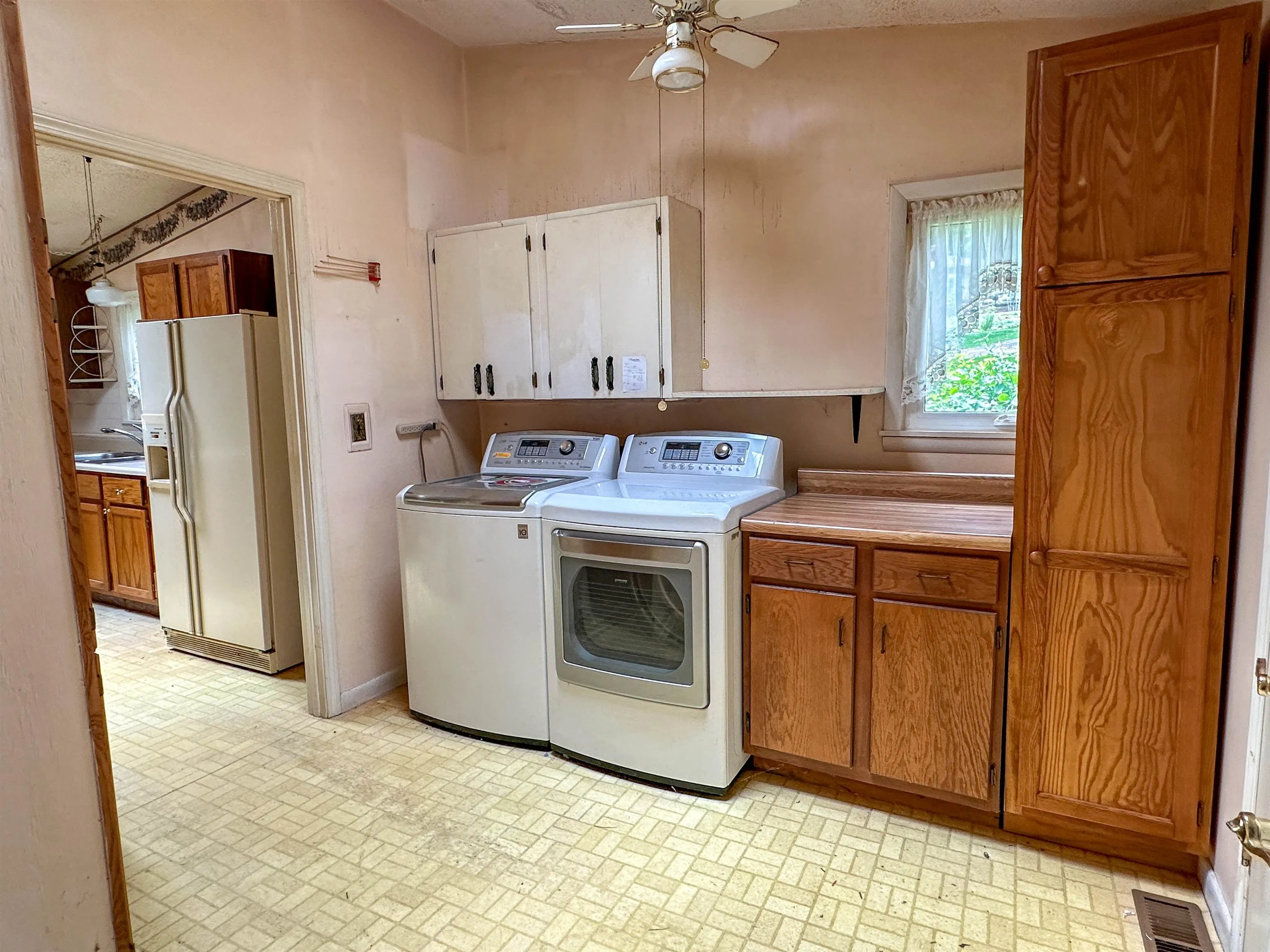 Property at 33 W Lakeshore - Image 11