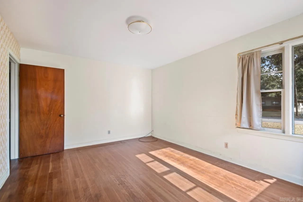 Property at 404  Pike - Image 16