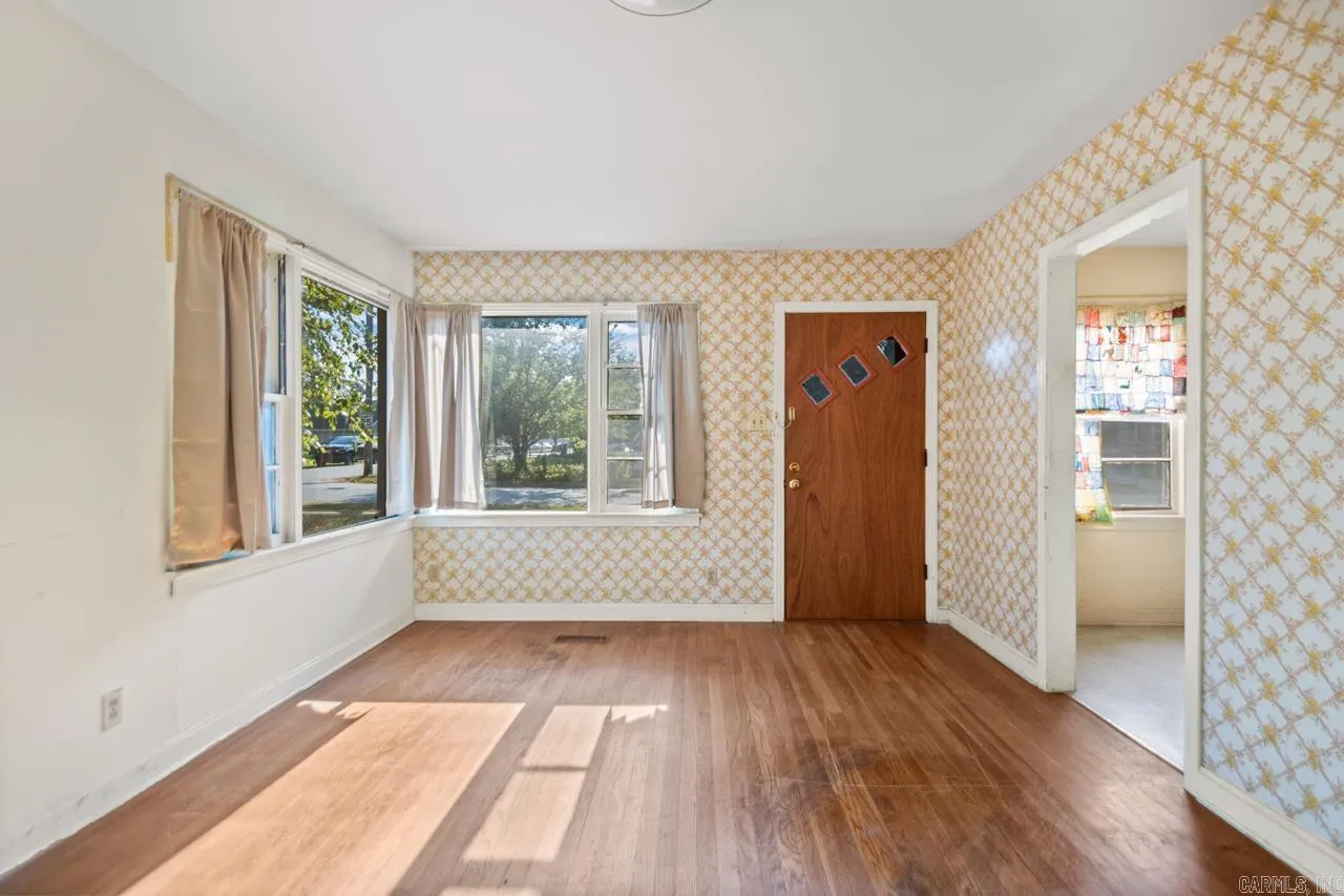 Property at 404  Pike - Image 12