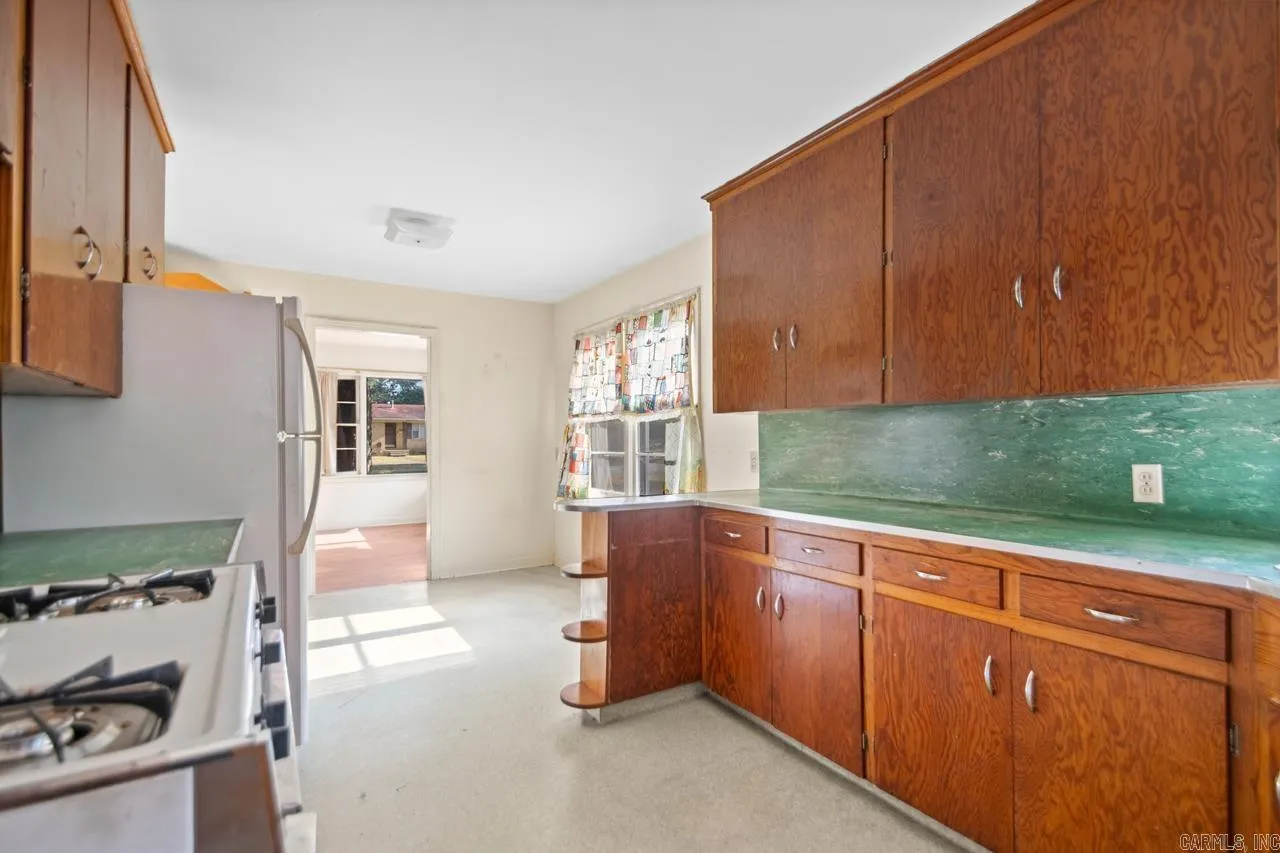 Property at 404  Pike - Image 11