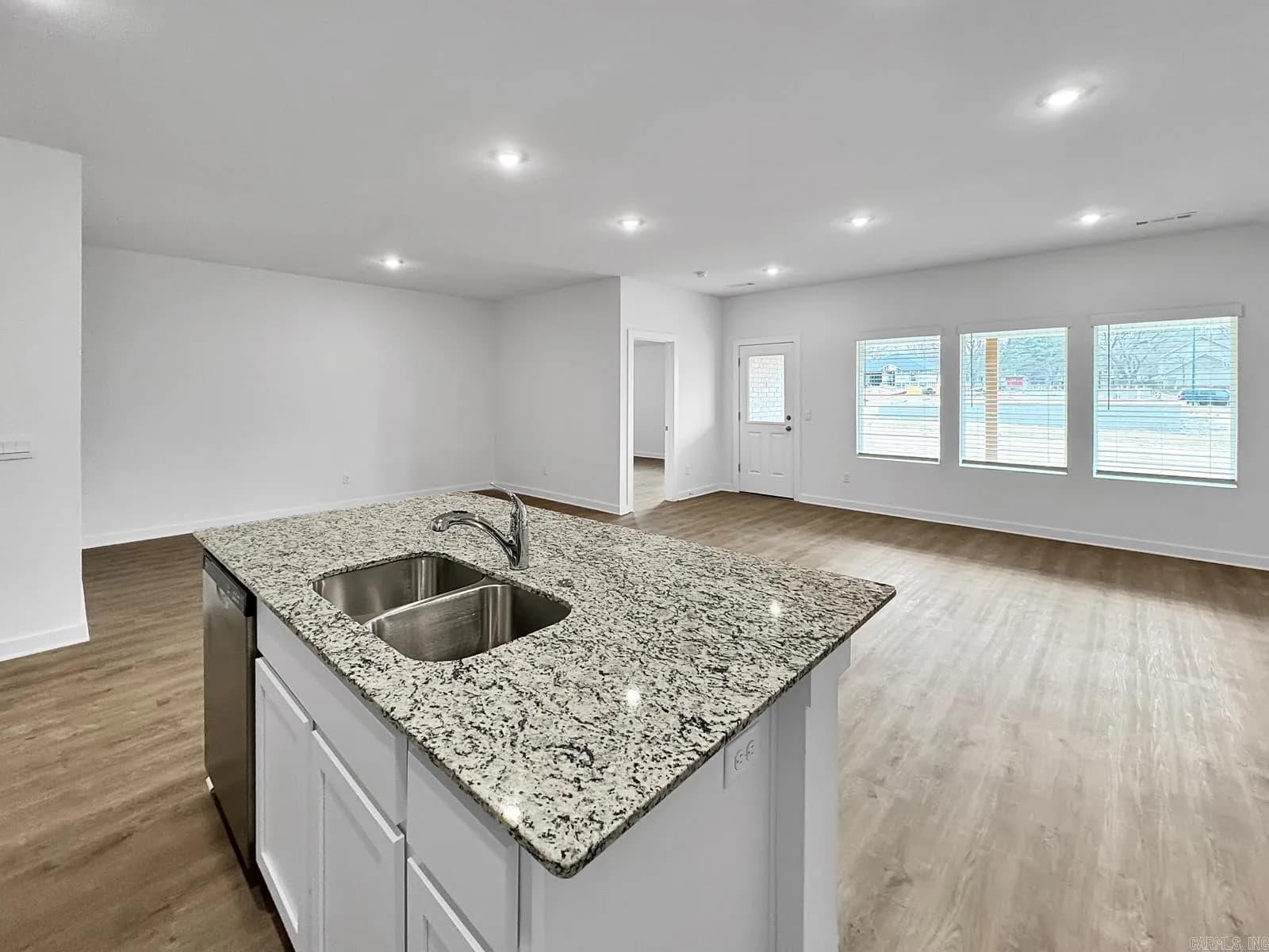 Property at 113 E Sunbelt - Image 5