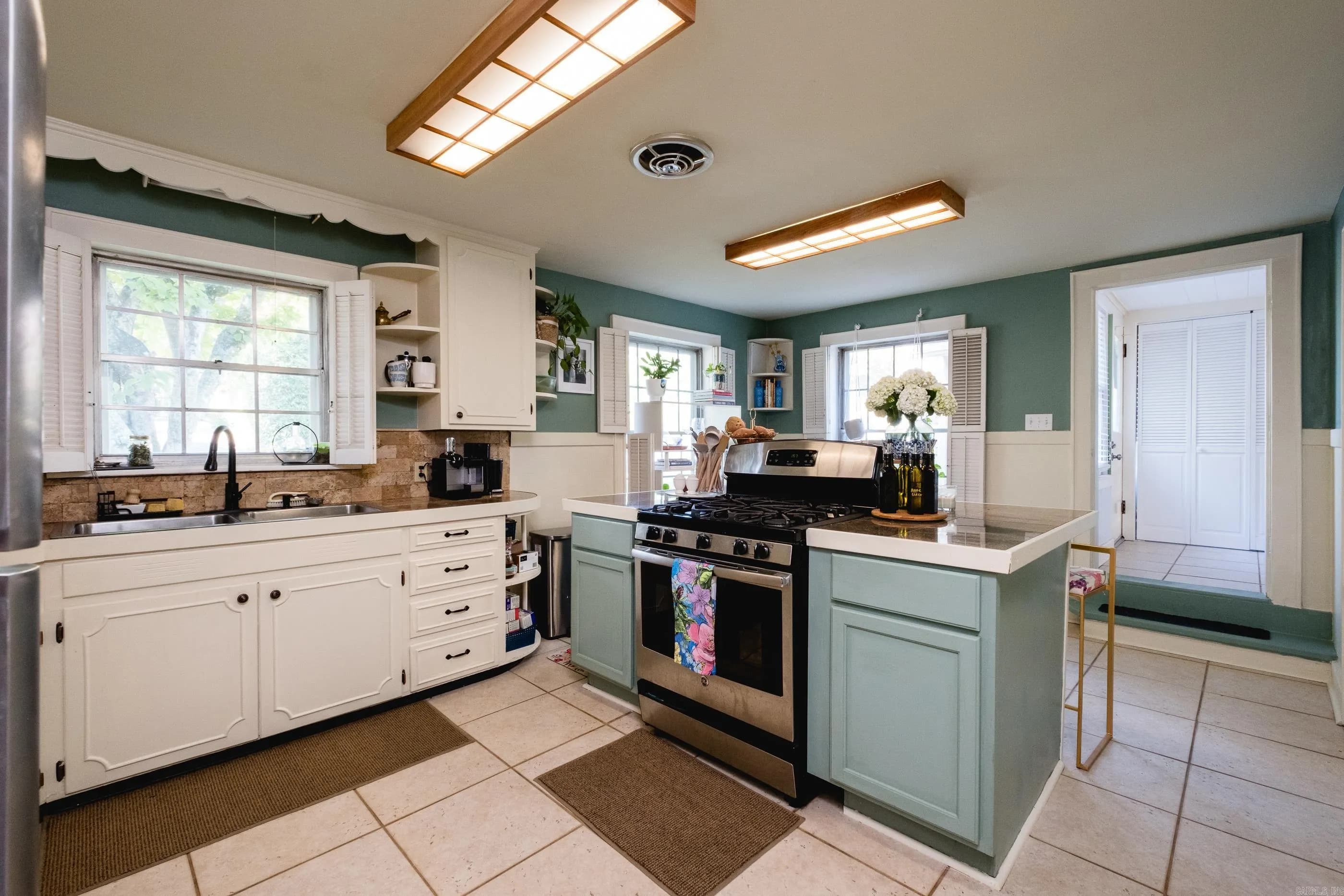 Property at 636  Skyline - Image 7