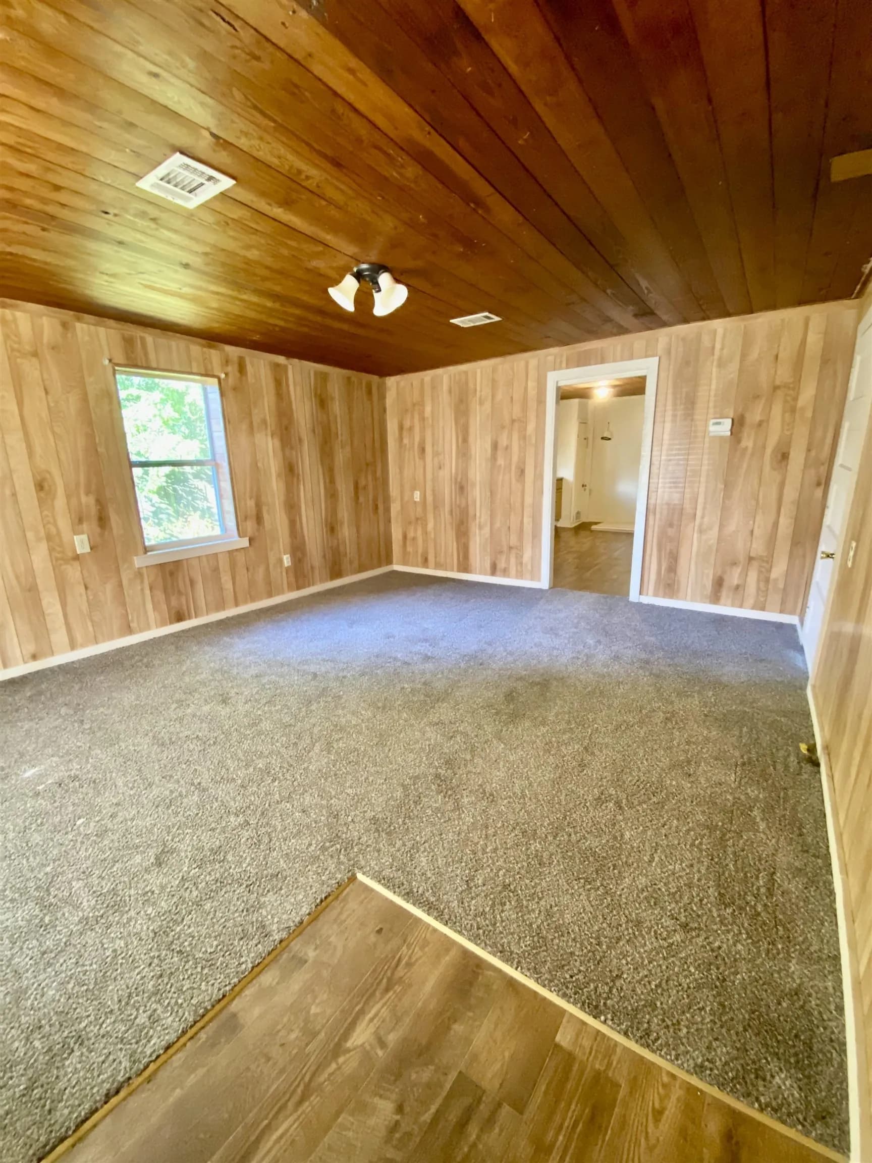 Property at 300 SE Miller - Image 10