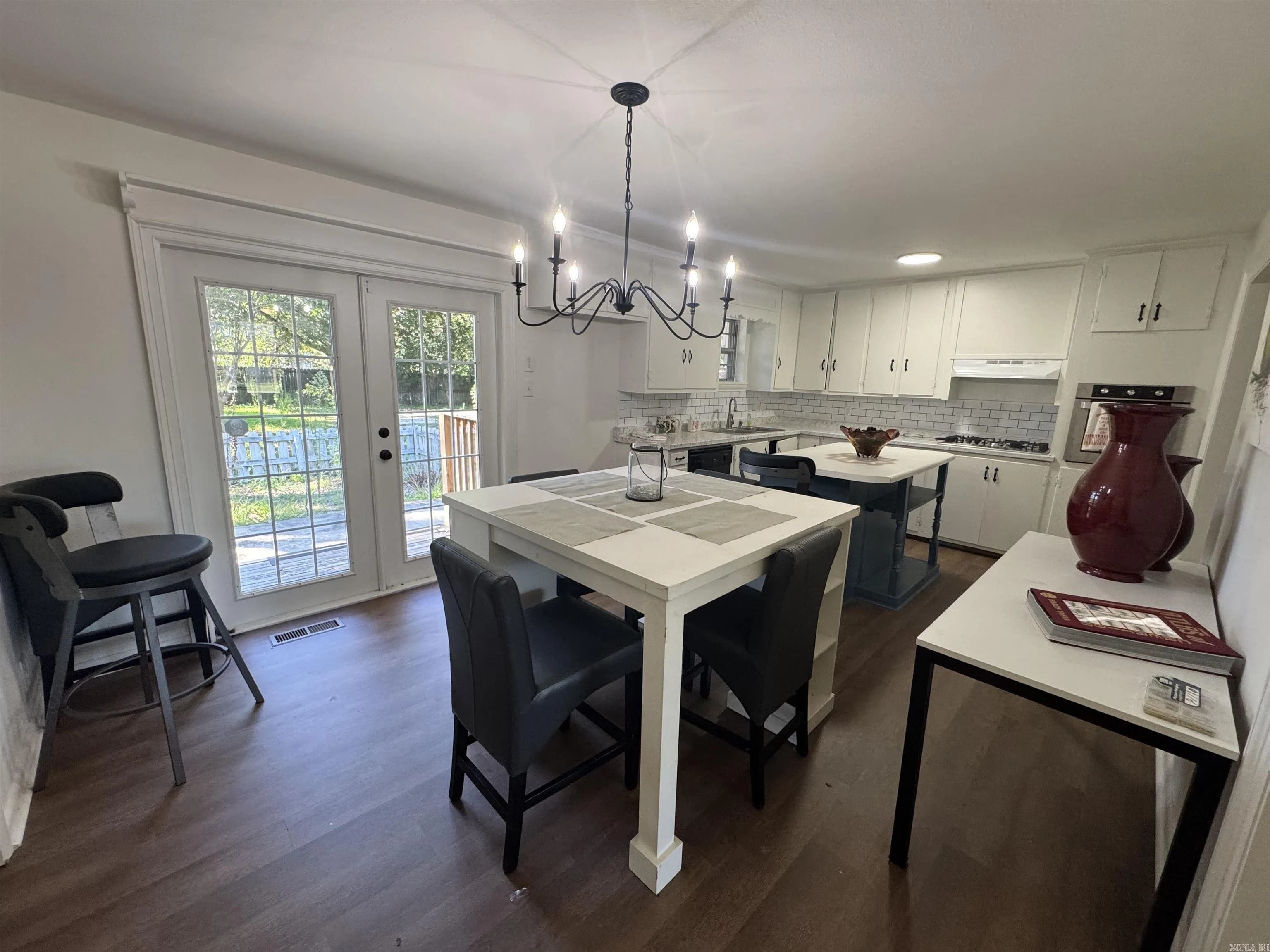 Property at 805 W College - Image 9