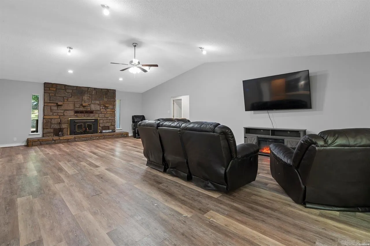 Property at 105  Tall oaks - Image 8