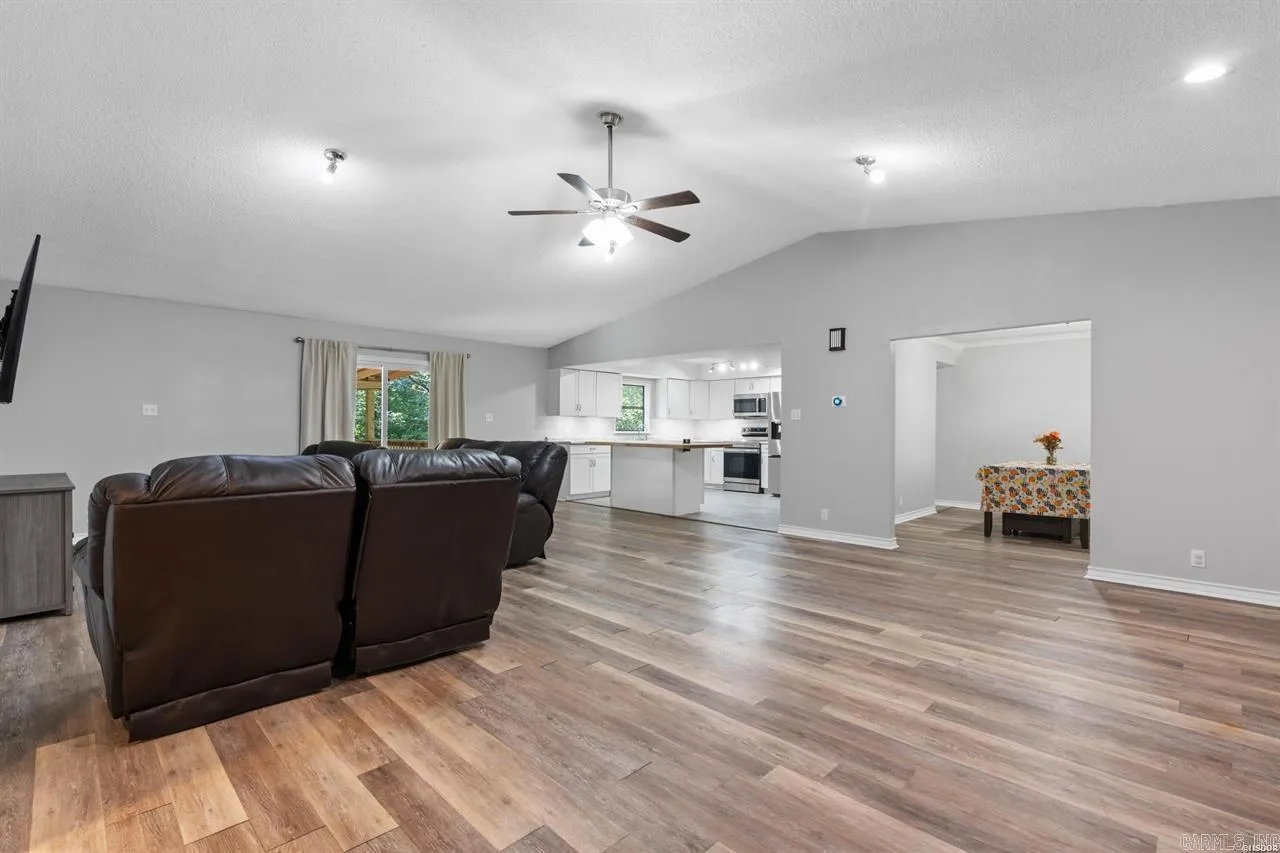 Property at 105  Tall oaks - Image 11