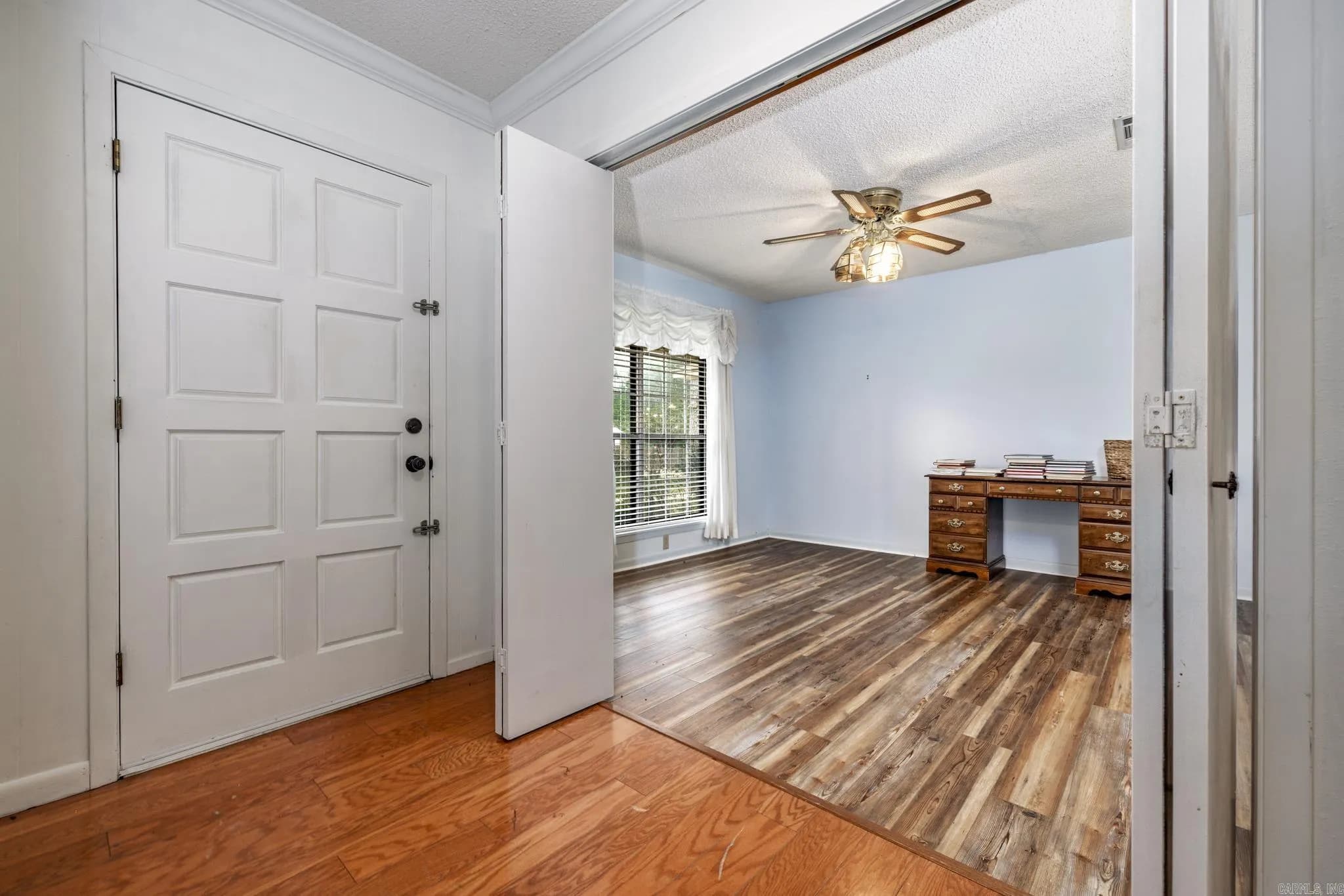 Property at 907  Tanglewood - Image 23