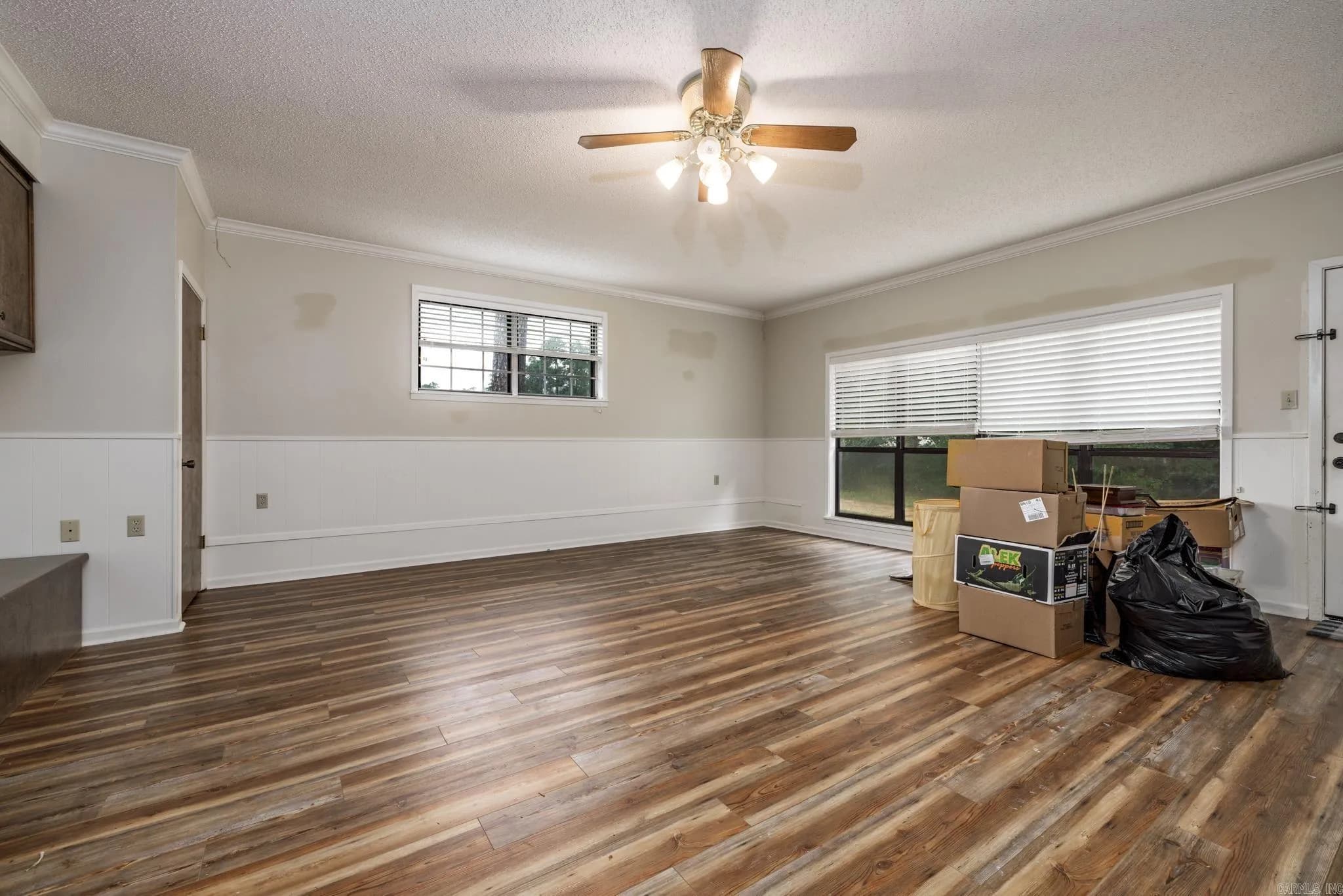 Property at 907  Tanglewood - Image 13
