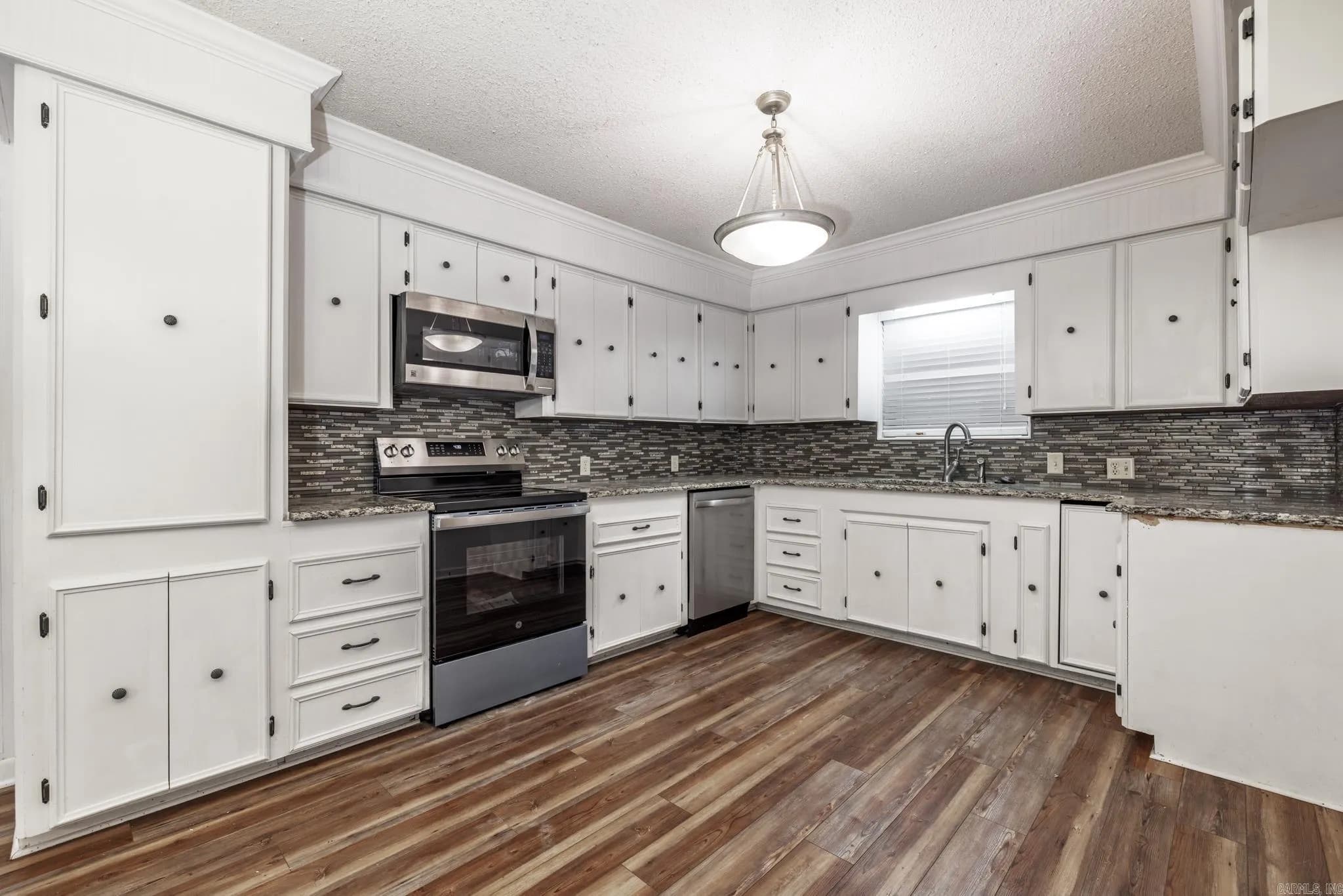 Property at 907  Tanglewood - Image 8