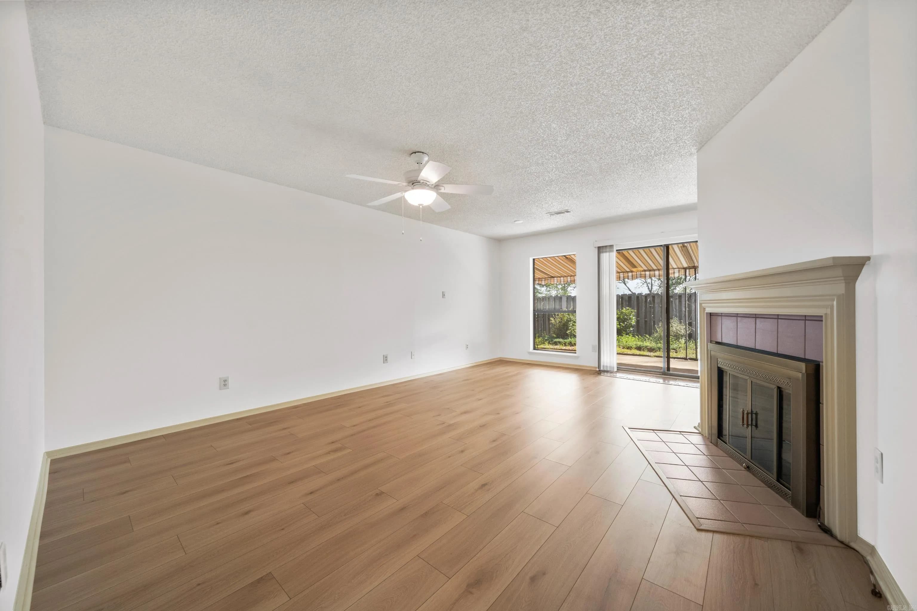 Property at 124  Corporate ter - Image 8