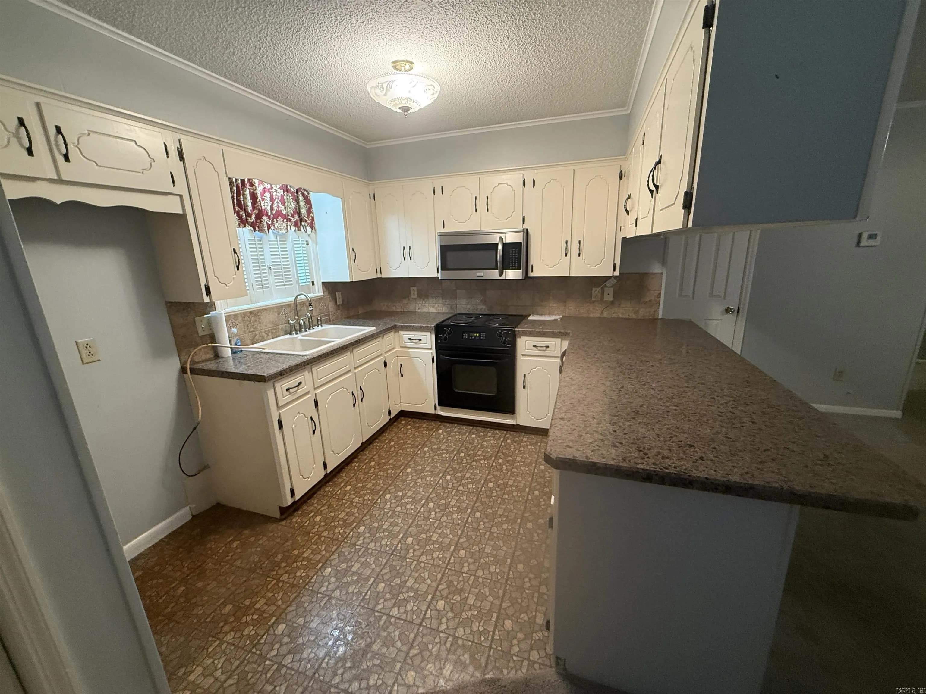 Property at 110  Chickasaw - Image 5