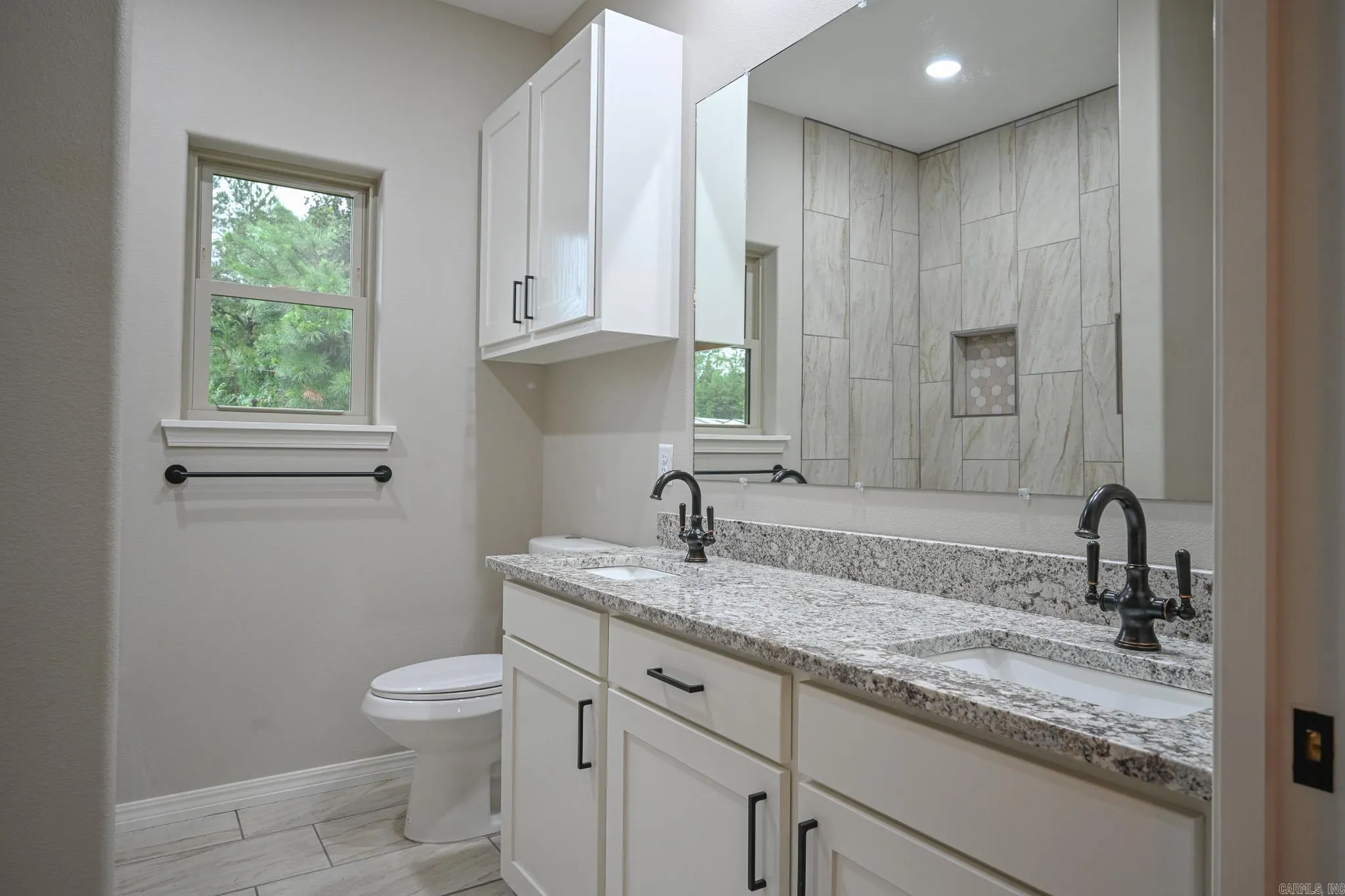 Property at 104  Red oak - Image 19