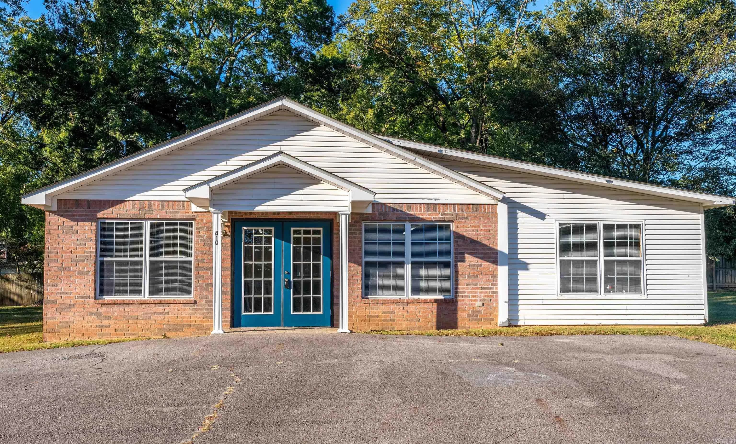 Property at 810 W Pleasure - Image 2