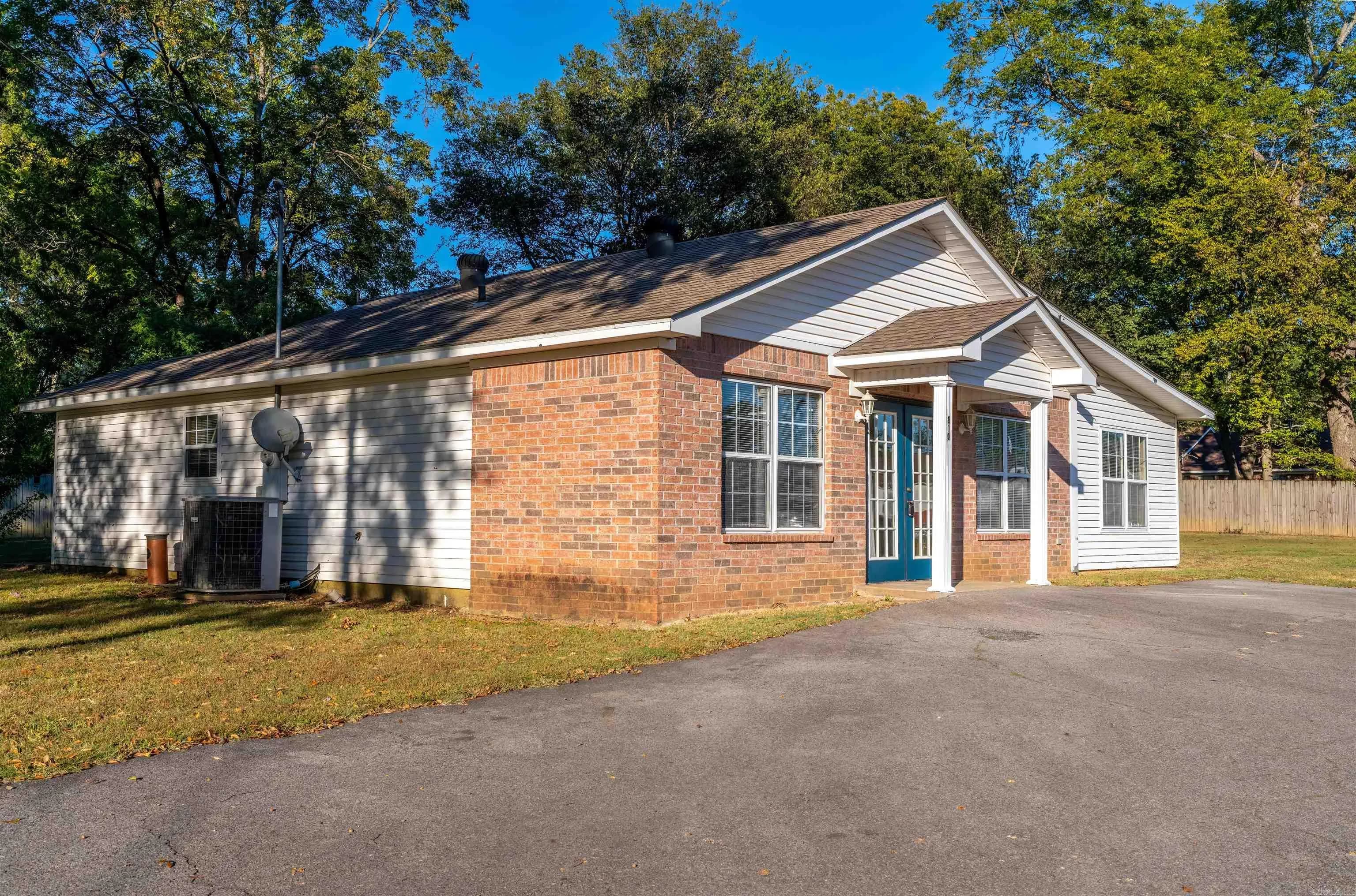 Property at 810 W Pleasure - Image 3