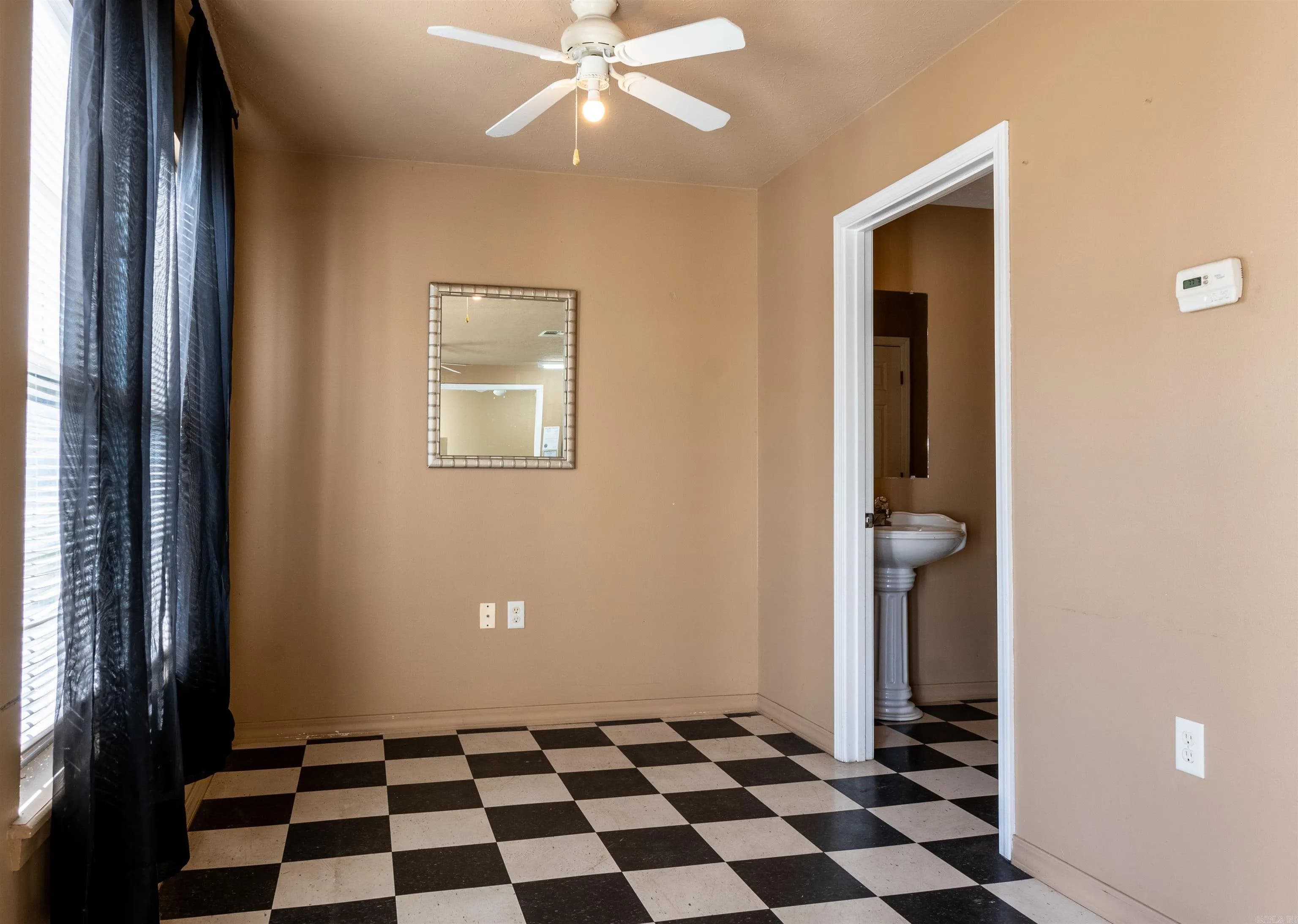 Property at 810 W Pleasure - Image 8