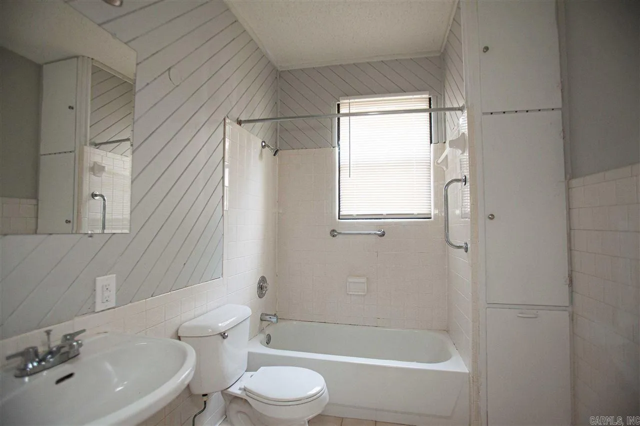 Property at 210 N Cedar - Image 7