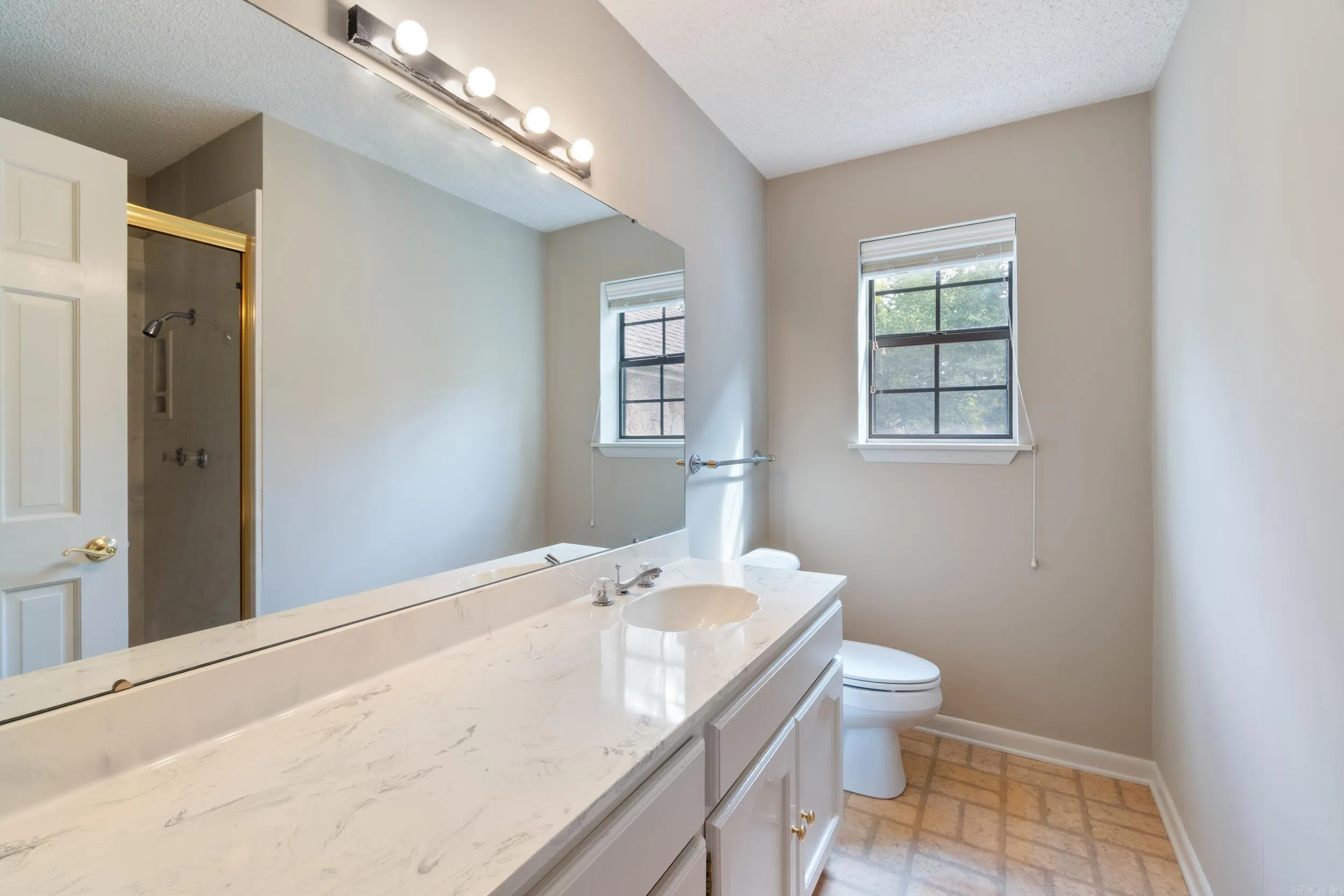 Property at 21  Riviera dr - Image 9