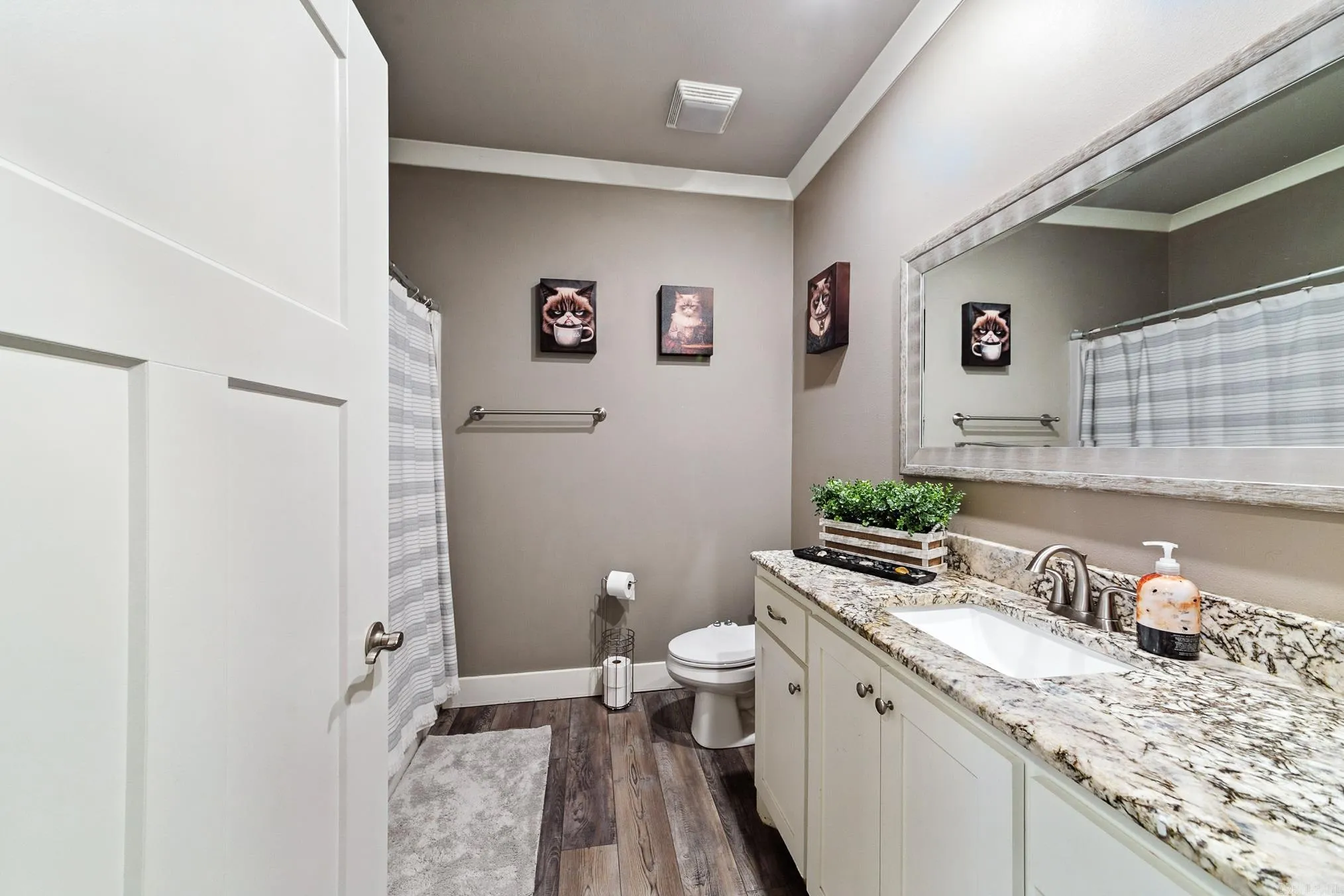 Property at 2358  Lakeshore - Image 38