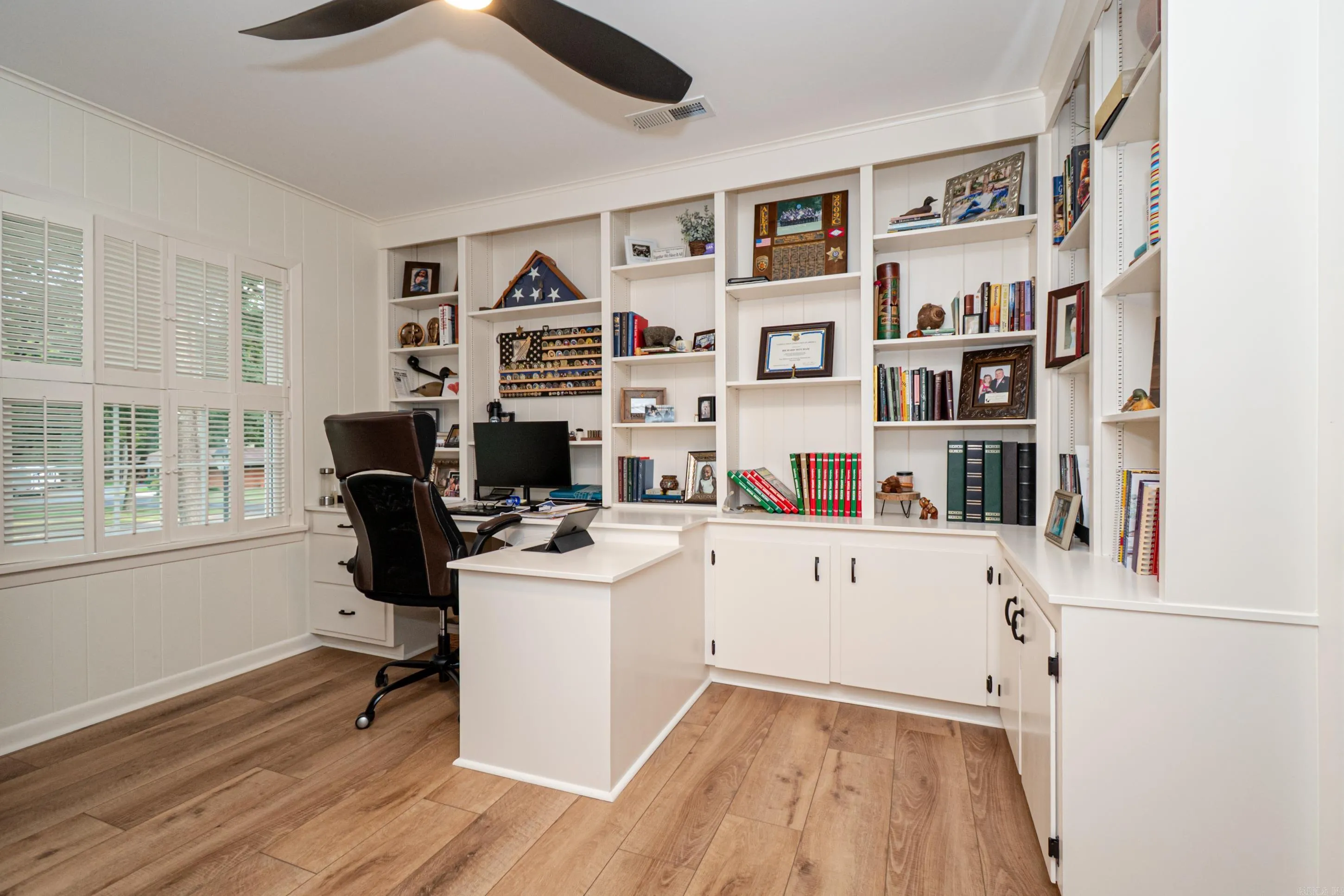 Property at 2504  Forest lawn dr - Image 17