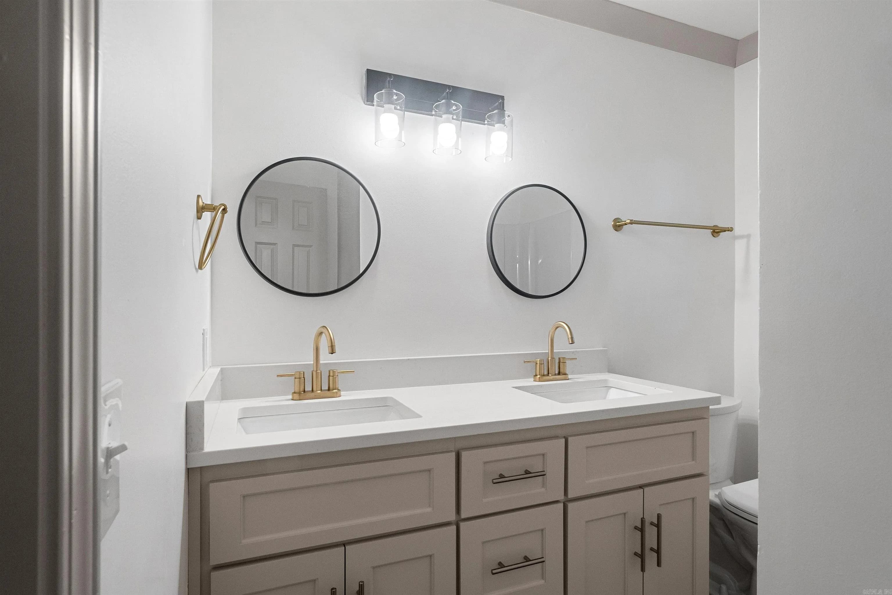 Property at 507  Case - Image 31