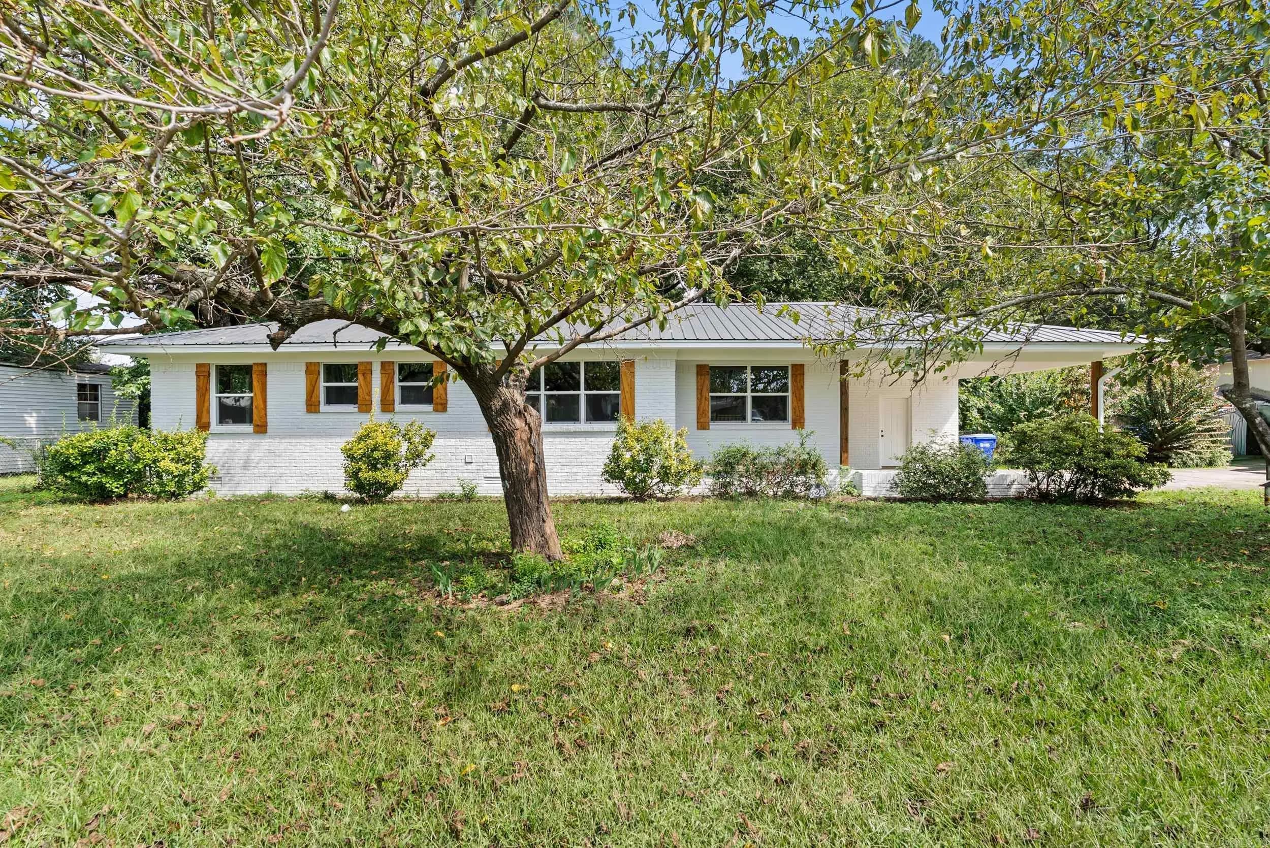 Property at 324 S Center - Image 1