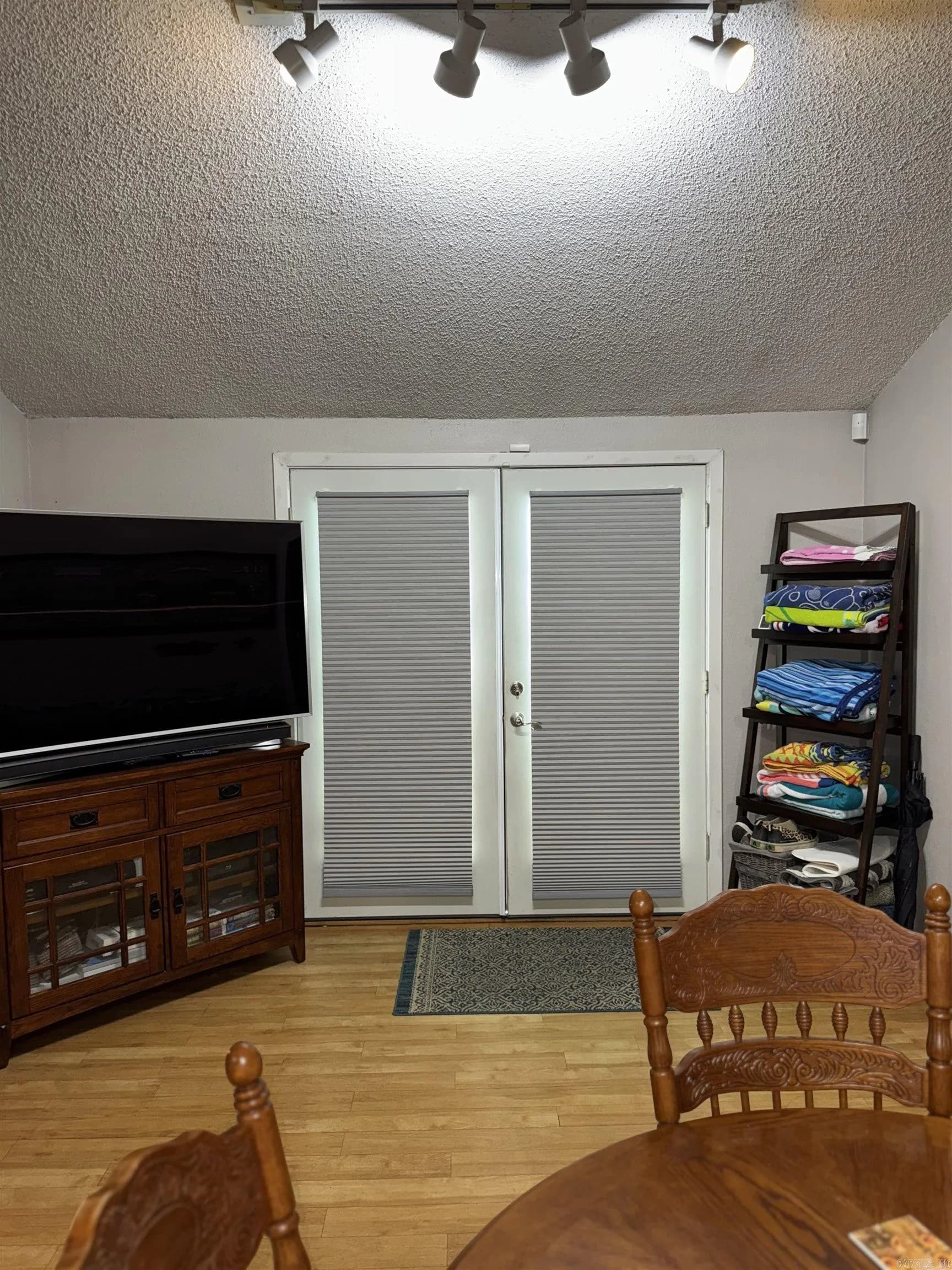 Property at 1012 S Leslie - Image 46
