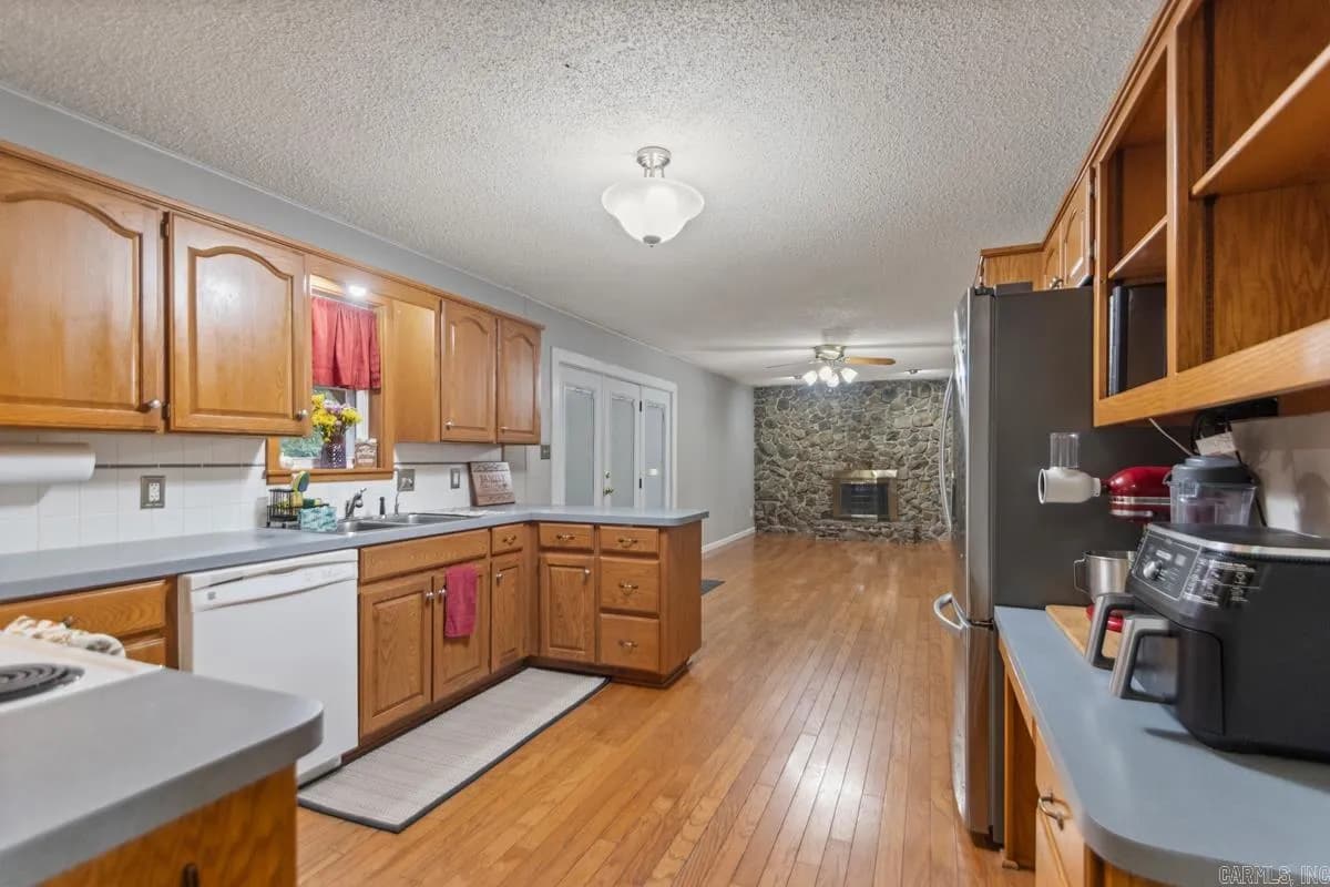Property at 285  Pinewood - Image 11