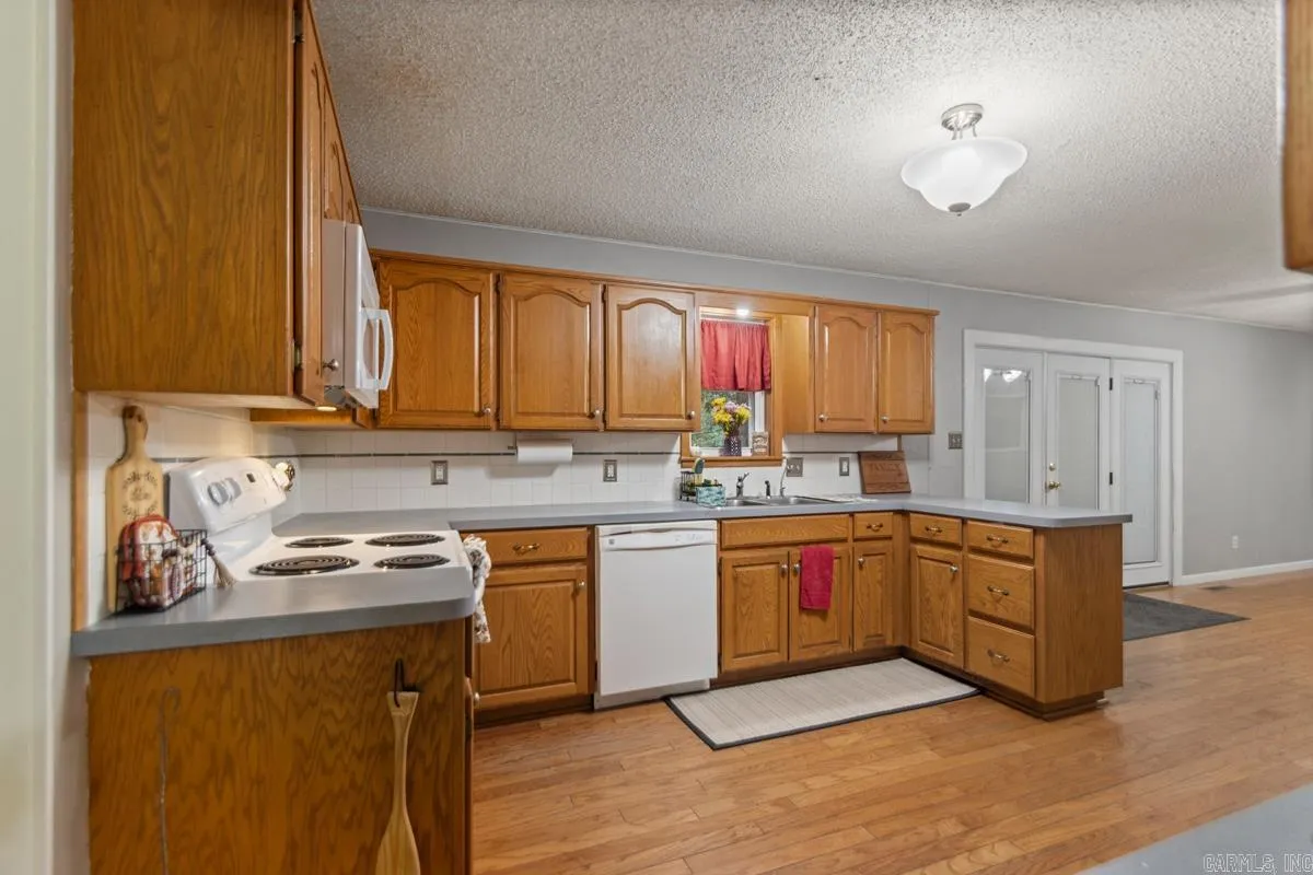 Property at 285  Pinewood - Image 12