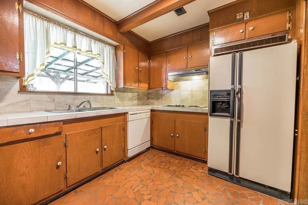 Property at 604  Robin - Image 6