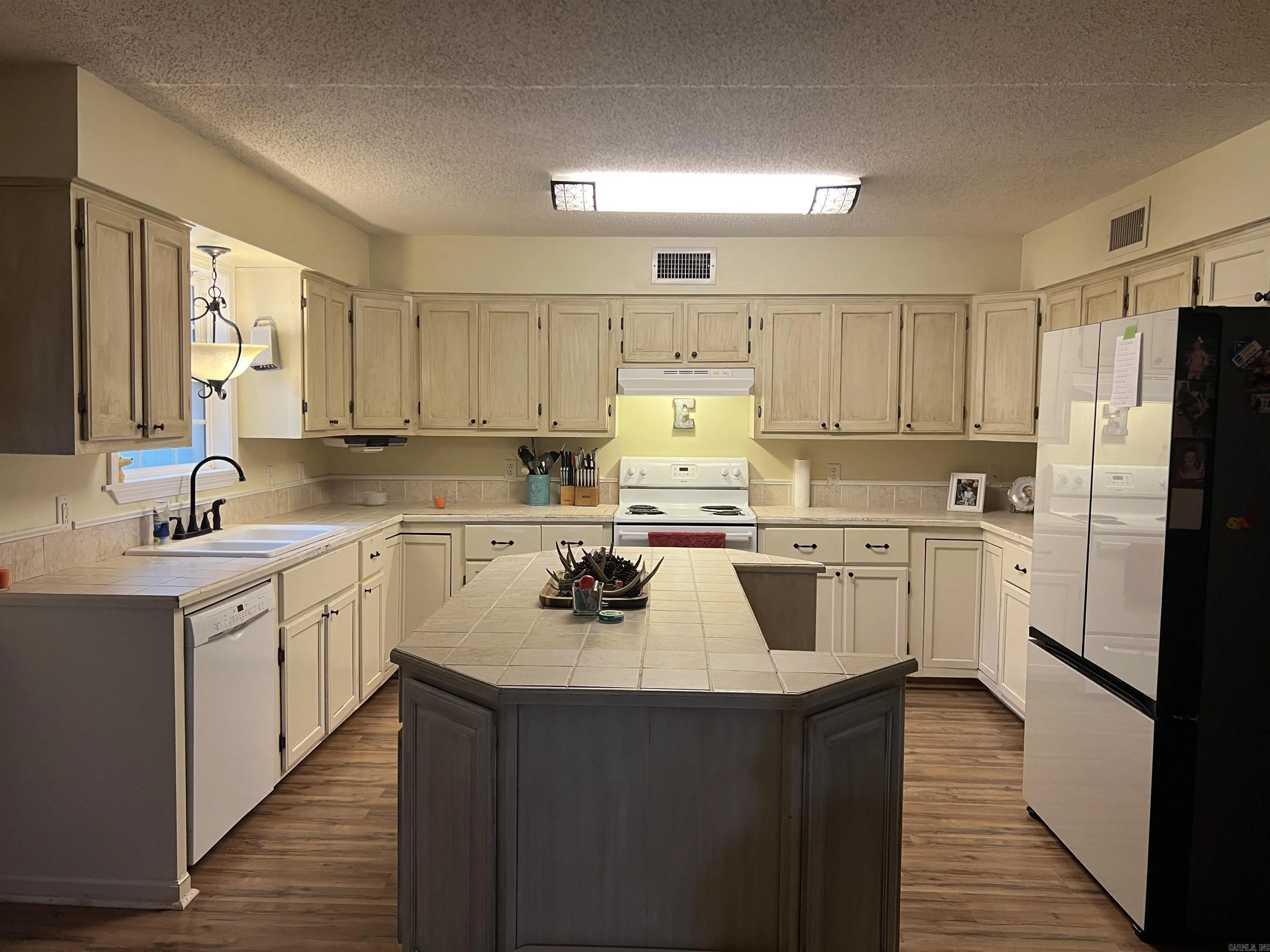 Property at 904 W Dogwood - Image 6